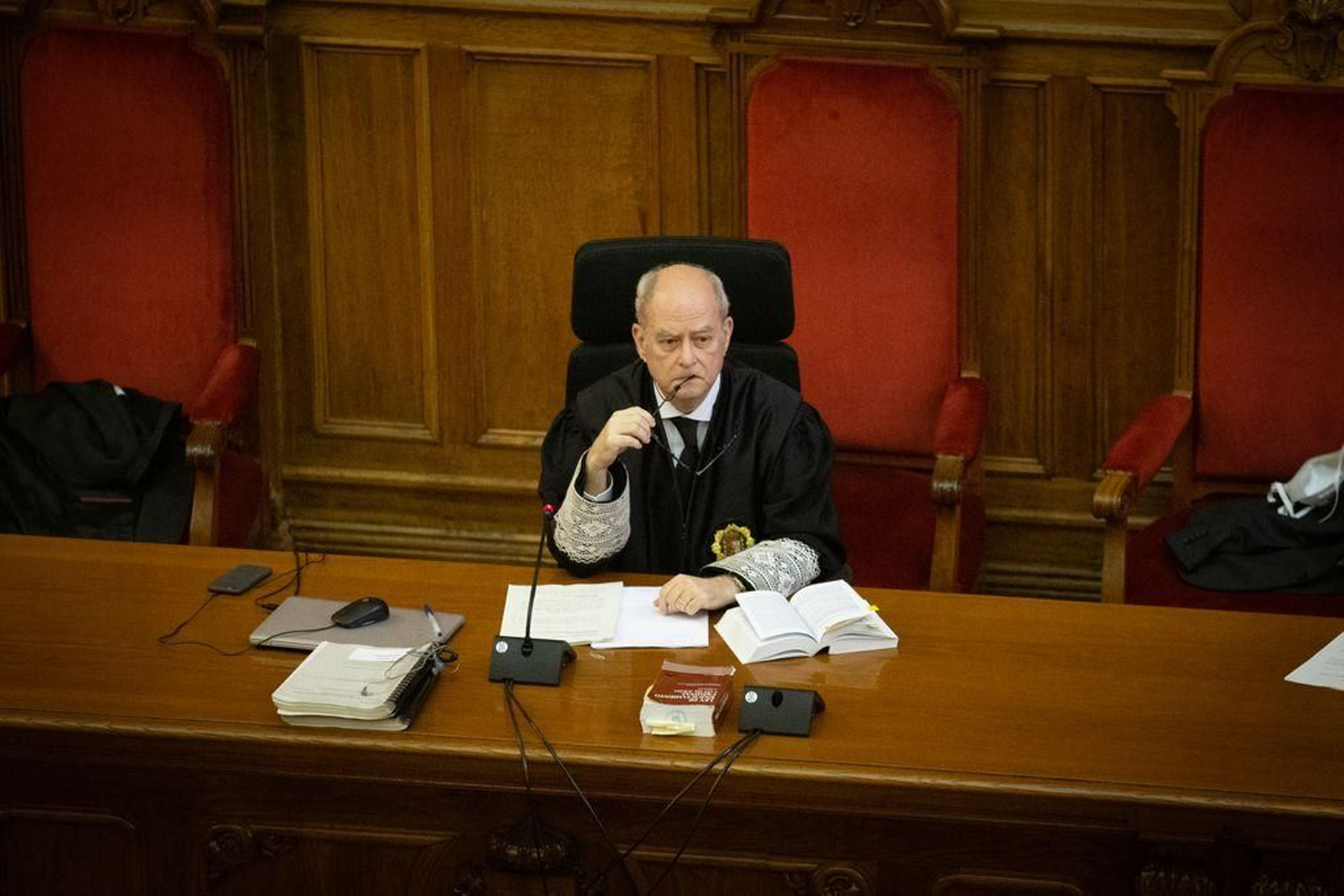 El magistrado Enrique Rovira escucha el veredicto.