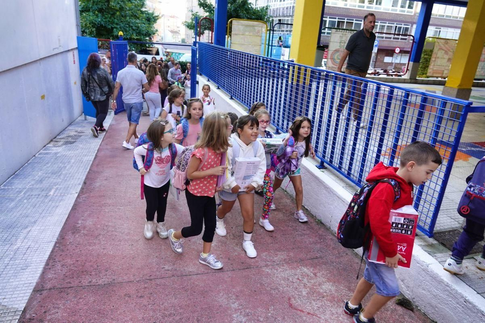 Los conserjes se encargan de abrir y cerrar el centro cada día.