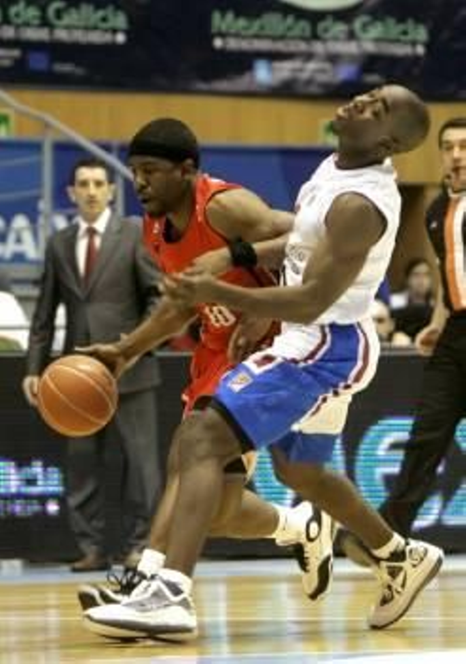 Williams avanza con el balón perseguido por el base del Xacobeo Bailey.