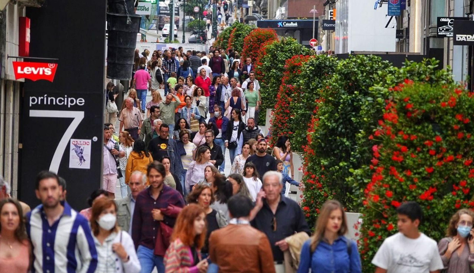 Gente paseando por la céntrica calle de Príncipe.