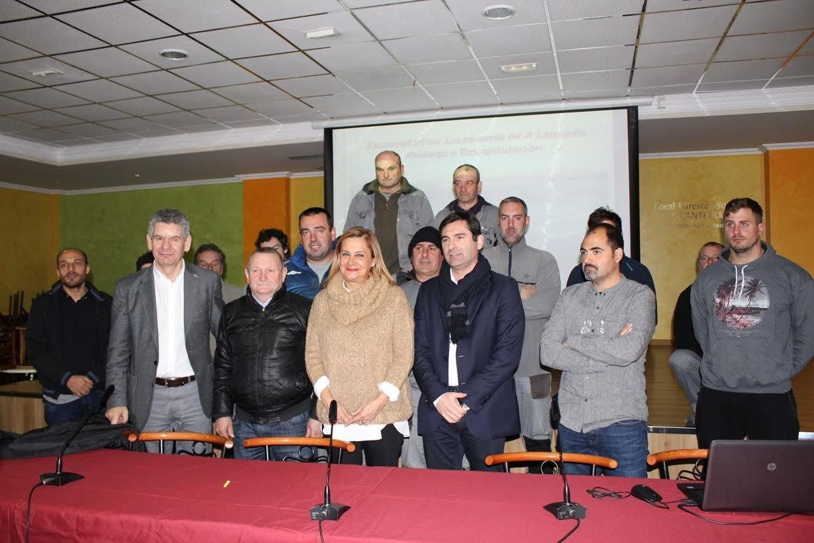 Presentación ayer de los resultados de las excavaciones por el equipo de la Diputación, en Sanxenxo.