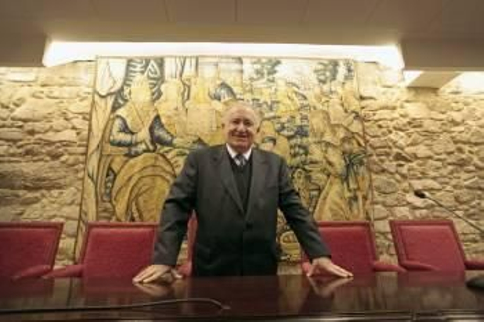 Xesús Alonso Montero posa tras ser elegido hoy nuevo presidente de la Real Academia Galega. (Foto: CABALAR)