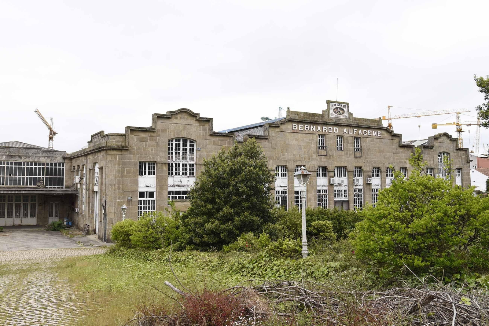 La finca y el edificio de la conservera Bernardo Alfageme acusa el paso del tiempo.