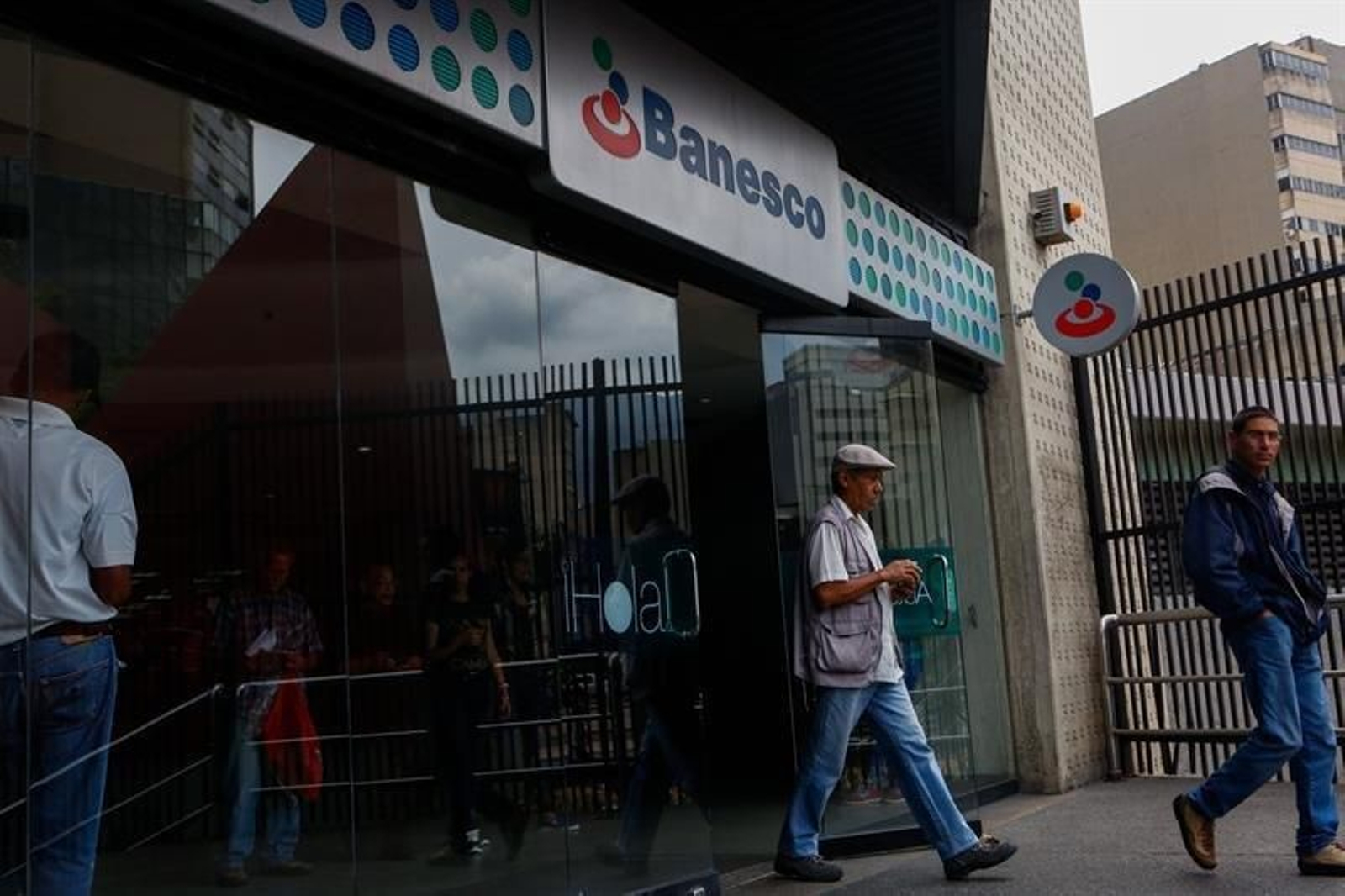 Usuarios acuden a una sede del banco Banesco