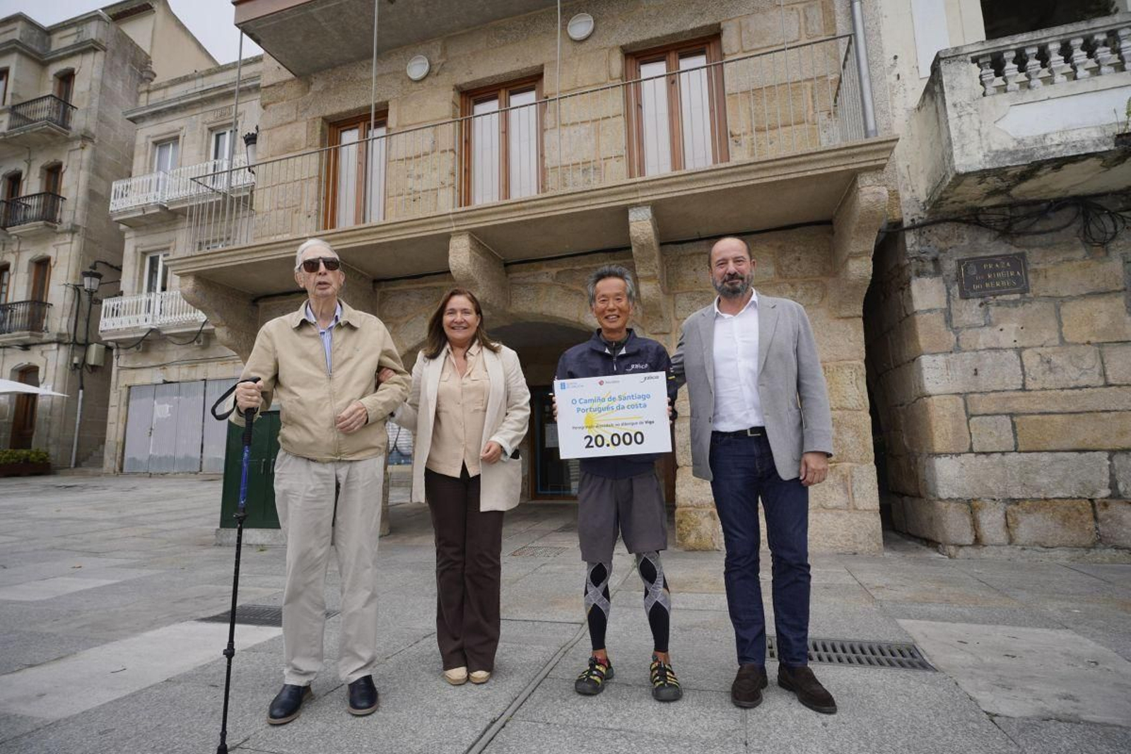 Juan Manuel López Chaves, Ana Ortiz, Kazuya Miyoshio y Xosé Merelles, ayer en el albergue.