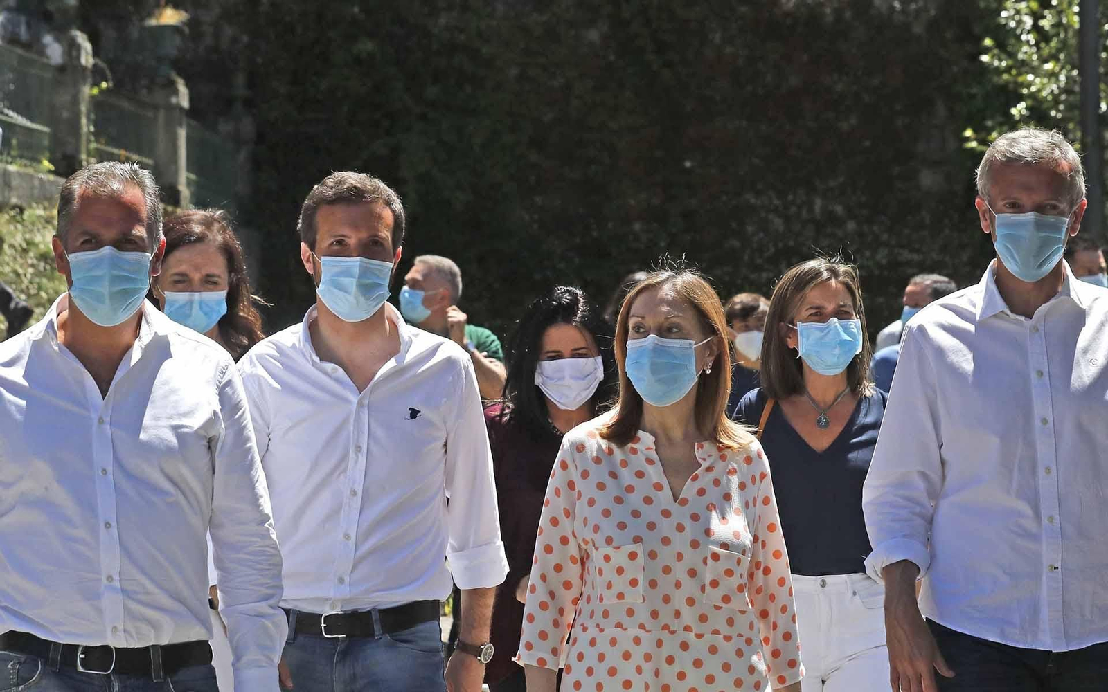 El presidente del Partido Popular, Pablo Casado (2i) acompañado por la portavoz popular Ana Pastor, (2d) el vicepresidente de la Xunta, Alfonso Rueda (d) y el portavoz del PP local, Rafael Domínguez (i) en Cambados, Pontevedra con motivo de la campaña electoral para las elecciones gallegas del 12 de julio. EFE/ Lavandeira Jr