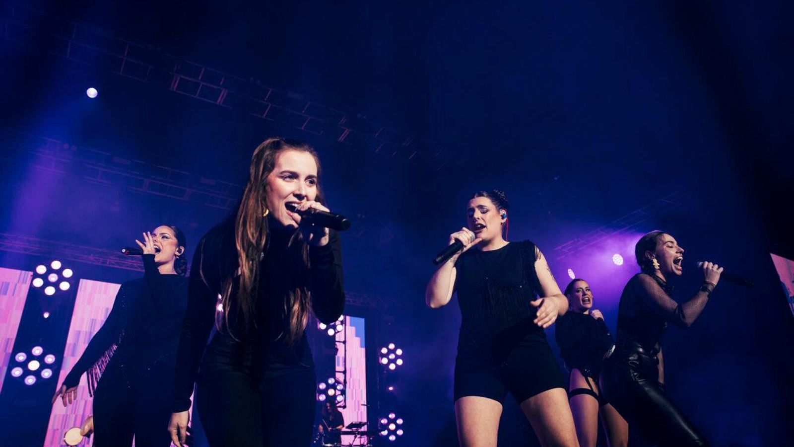 Fillas de Cassandra xunto a Tanxugueiras no Coliseum da Coruña. // Foto: Rociío Cibes