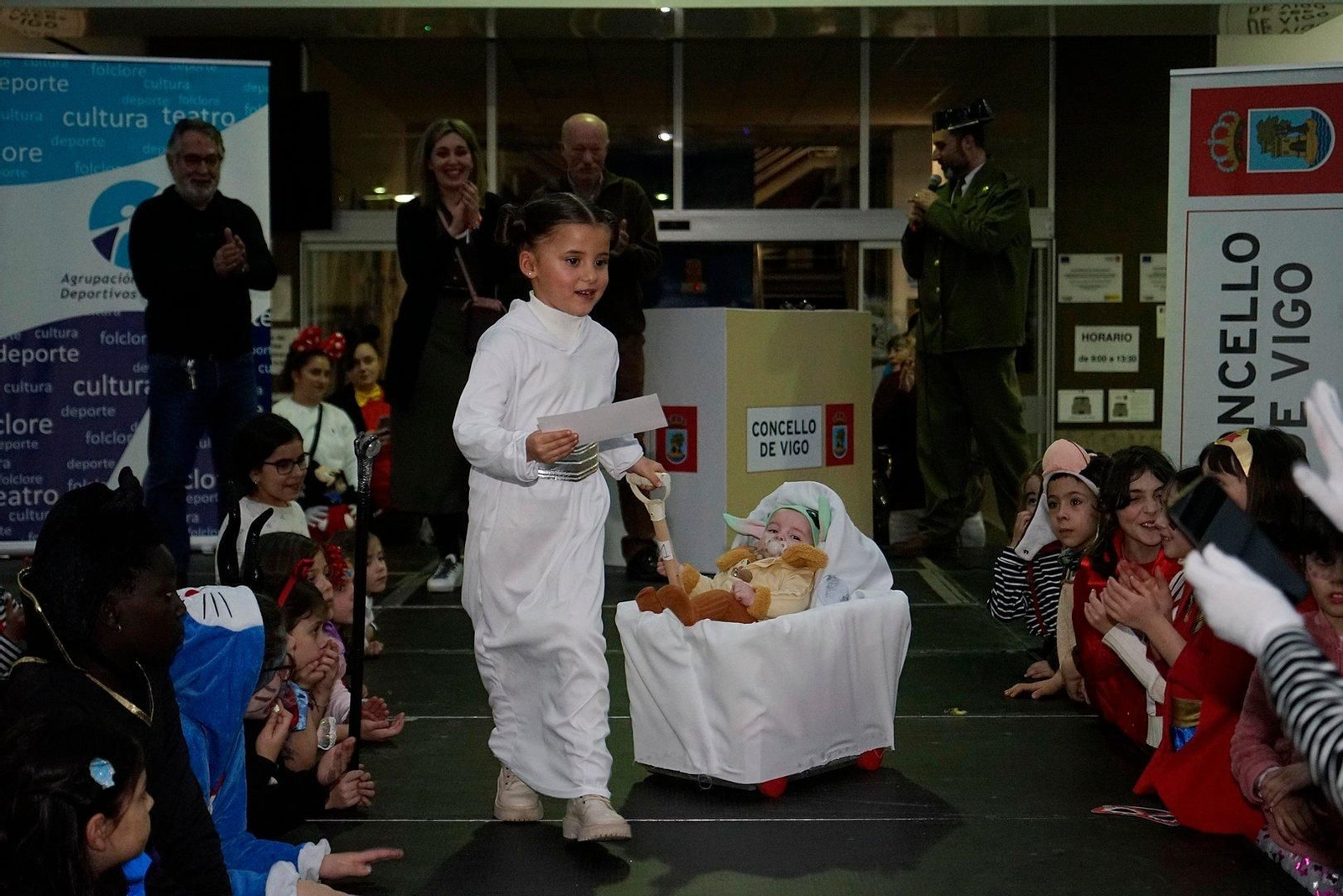 Participantes en el concurso de disfraces del Entroido de Vigo (19)