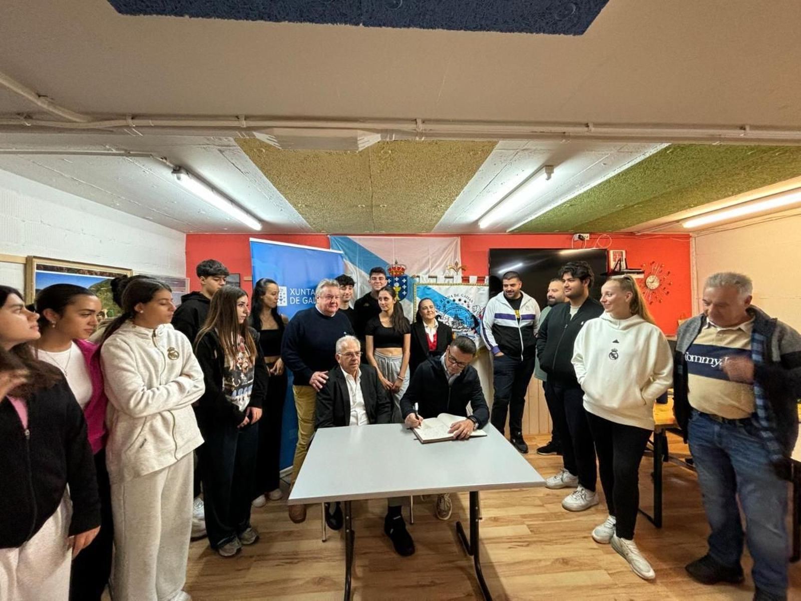 El conselleiro de Emprego, Comercio e Emigración de la Xunta Galicia, José González, ha puesto en valor el compromiso de la Xunta con la comunidad gallega en Suiza durante su visita a la sede de la Asociación Cultural As Xeitosiñas en Zúrich.