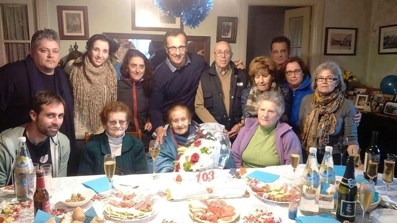 Julia con sus invitados, entre ellos el alcalde, Angel Rodal y la concejal de Bienestar, Carmen Paredes.