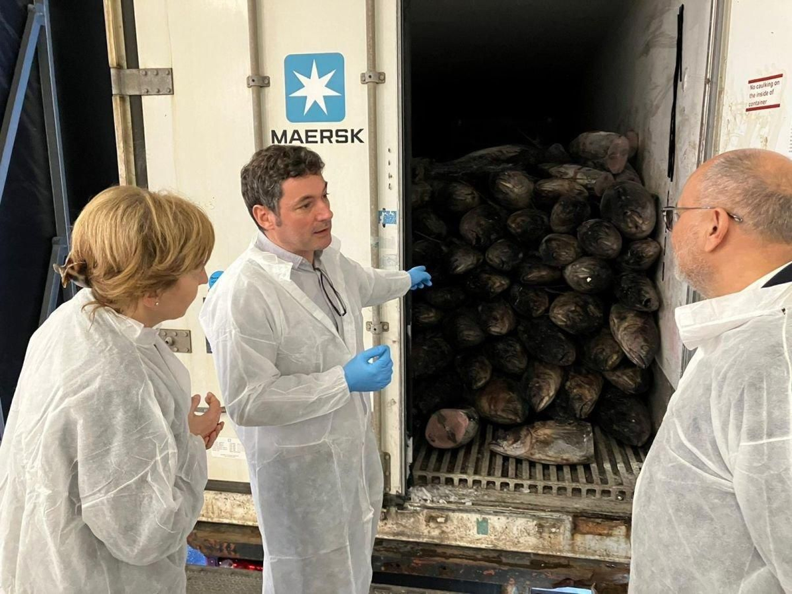 Inspectores de Sanidad muestran en Guixar un contenedor a Abel Losada.
