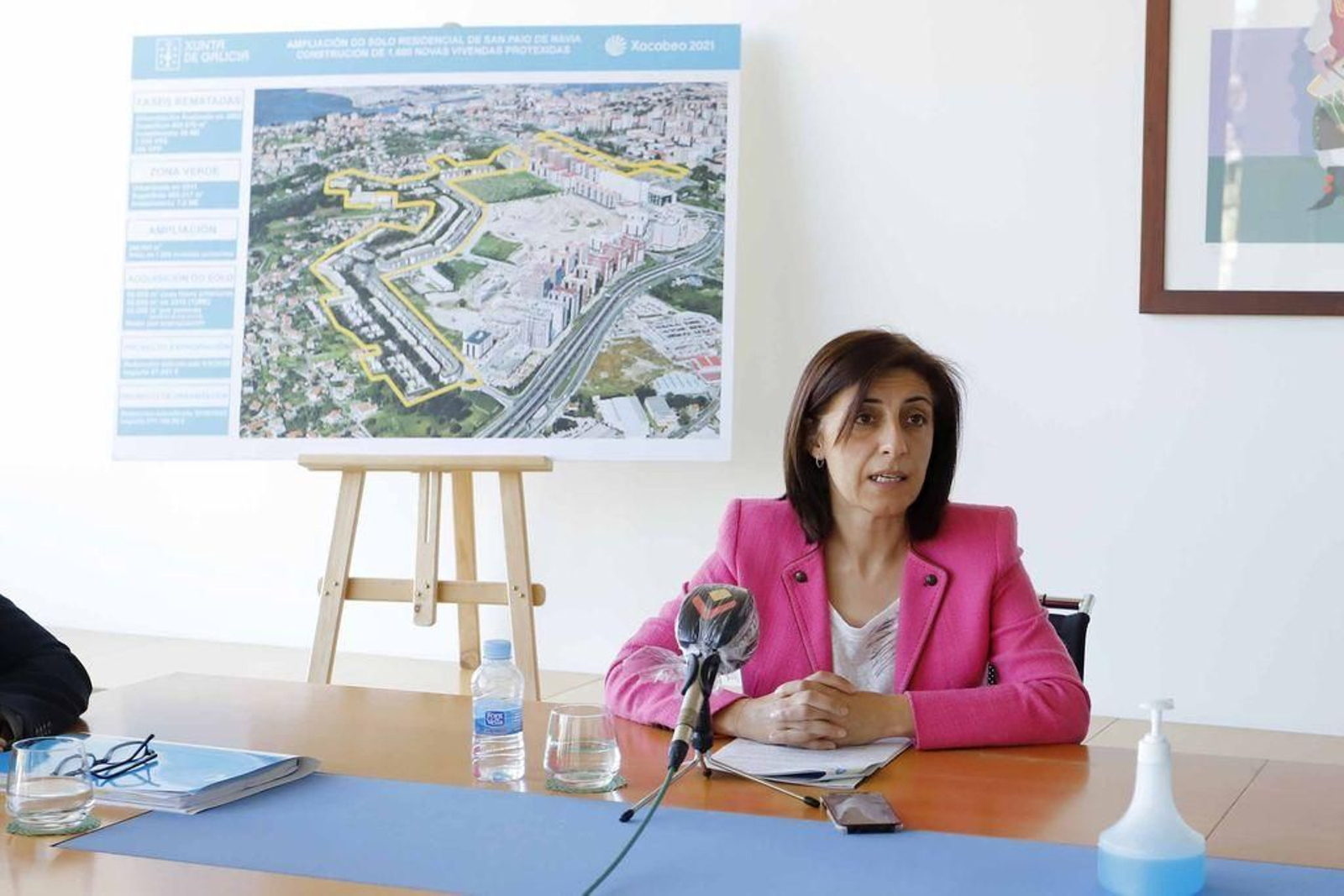 La conselleira Vázquez, ante un mapa del nuevo Navia.