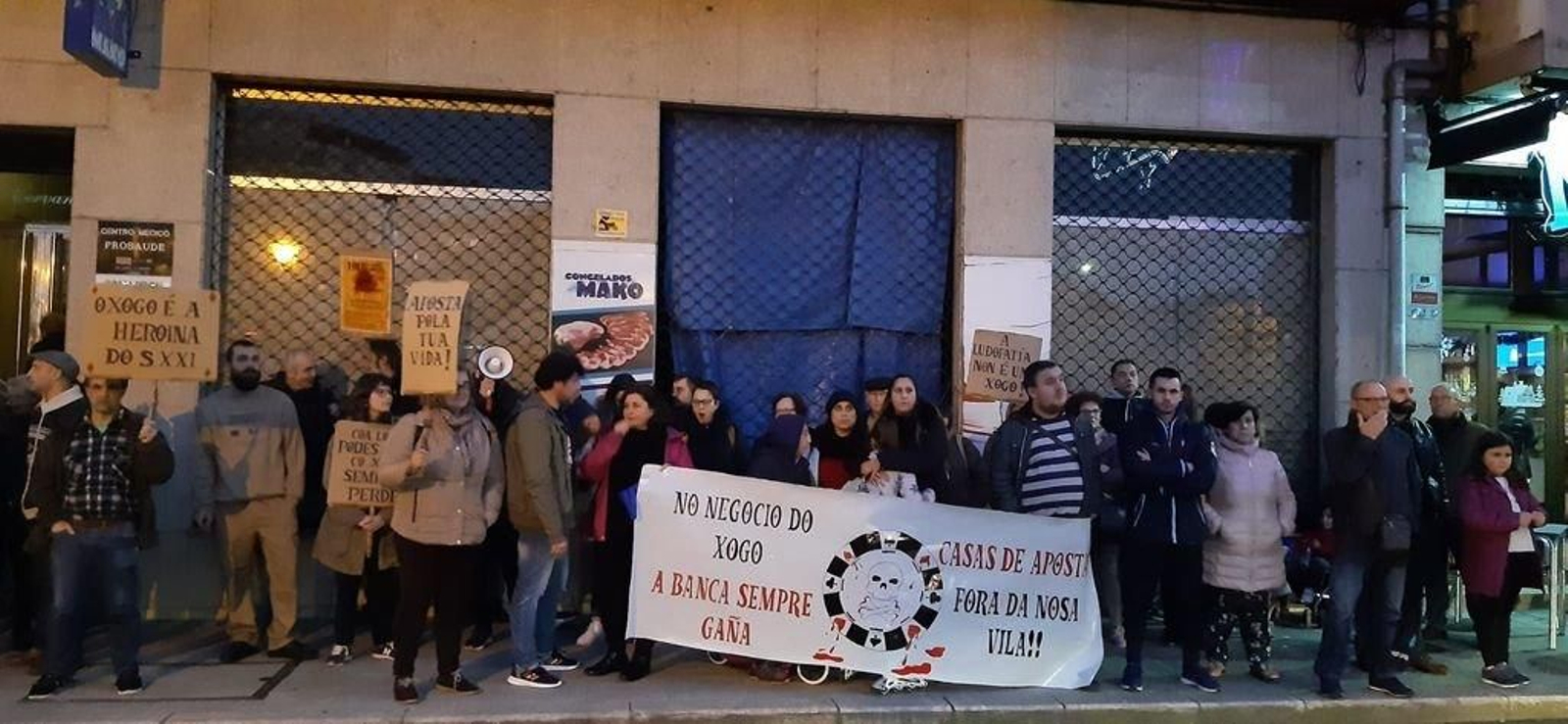 Los vecinos volvieron a concentrarse ayer ante el local donde pretende abrir la Casa de Apuestas.