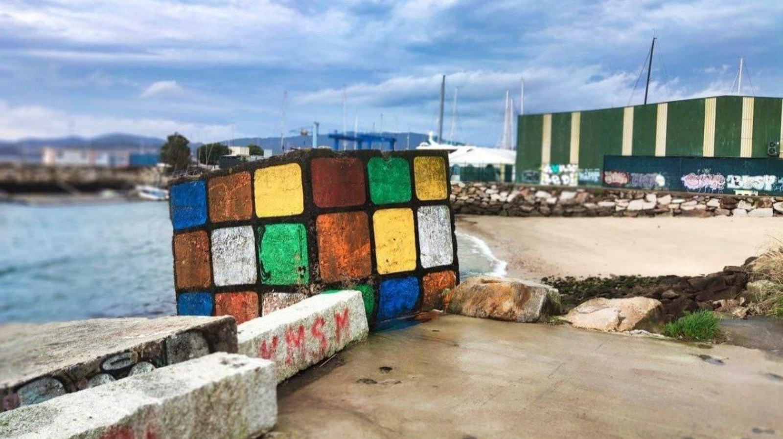 Un cubo Rubik de la playa A Fábrica.