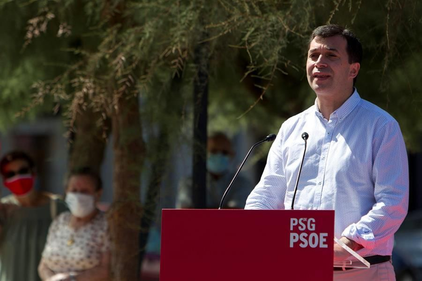 El secretario general del PSdeG, Gonzalo Caballero (d), da un discurso durante una ofrenda floral a Castelao este sábado en Rianxo,