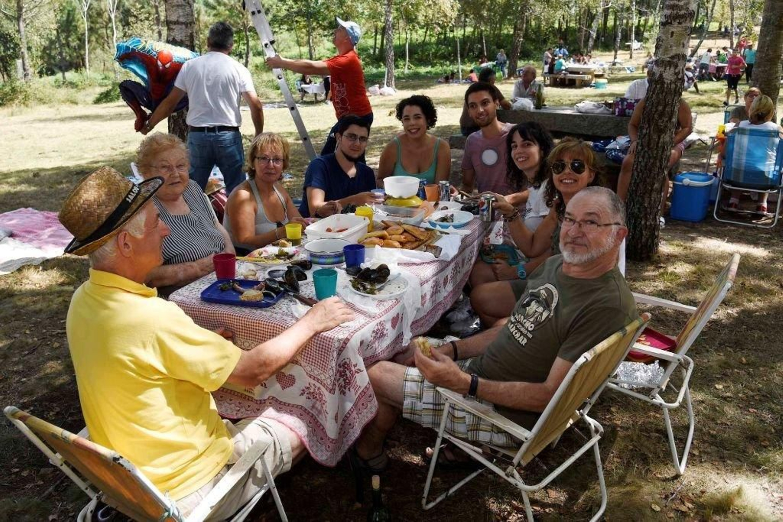 Grupos de familias y amigos se dieron cita en o Vixiador para la tradicional romería del primer domingo de septiembre.