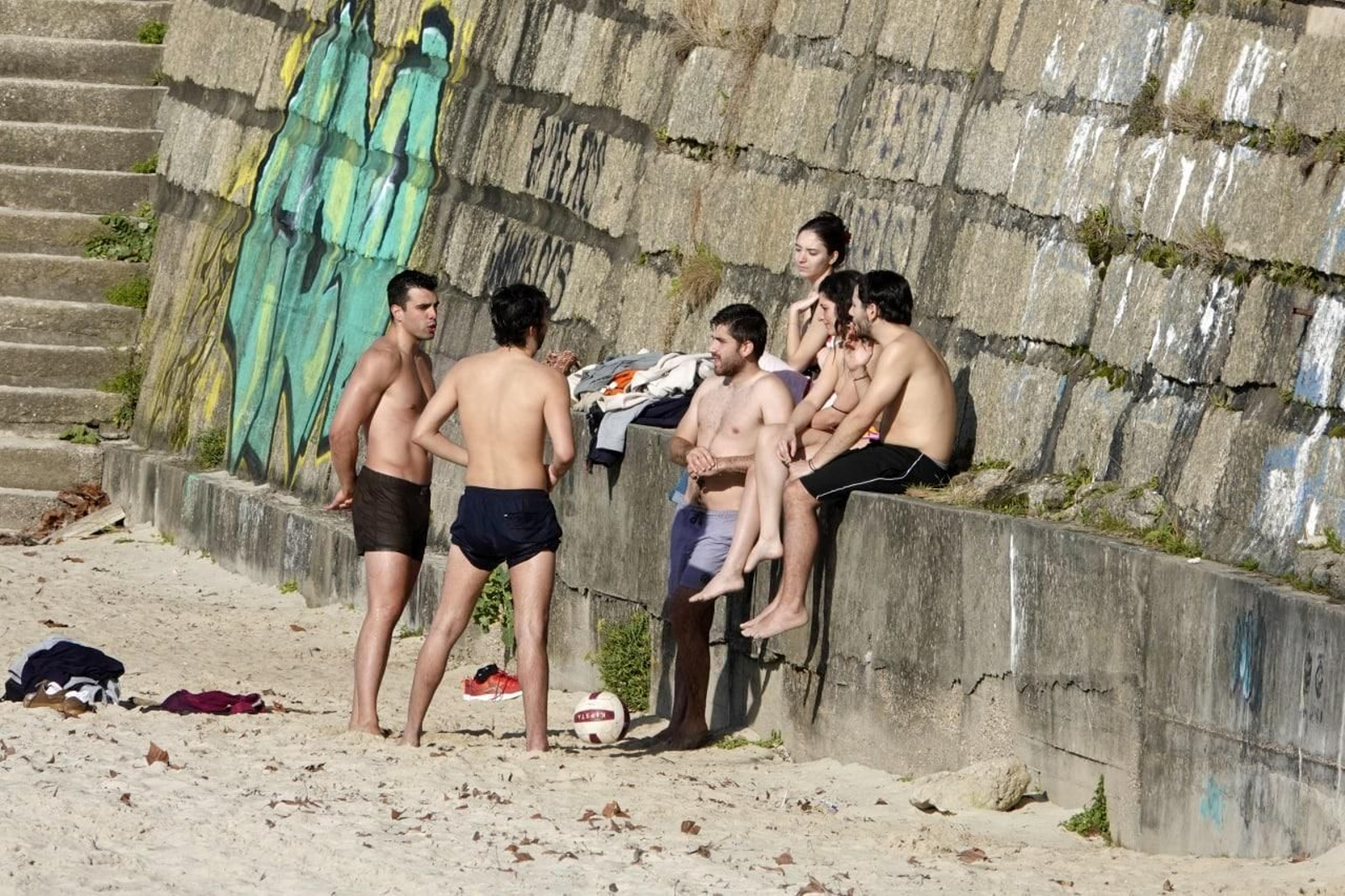 Fin de año con tiempo de verano en Vigo. Playa de Samil. // Vicente Alonso