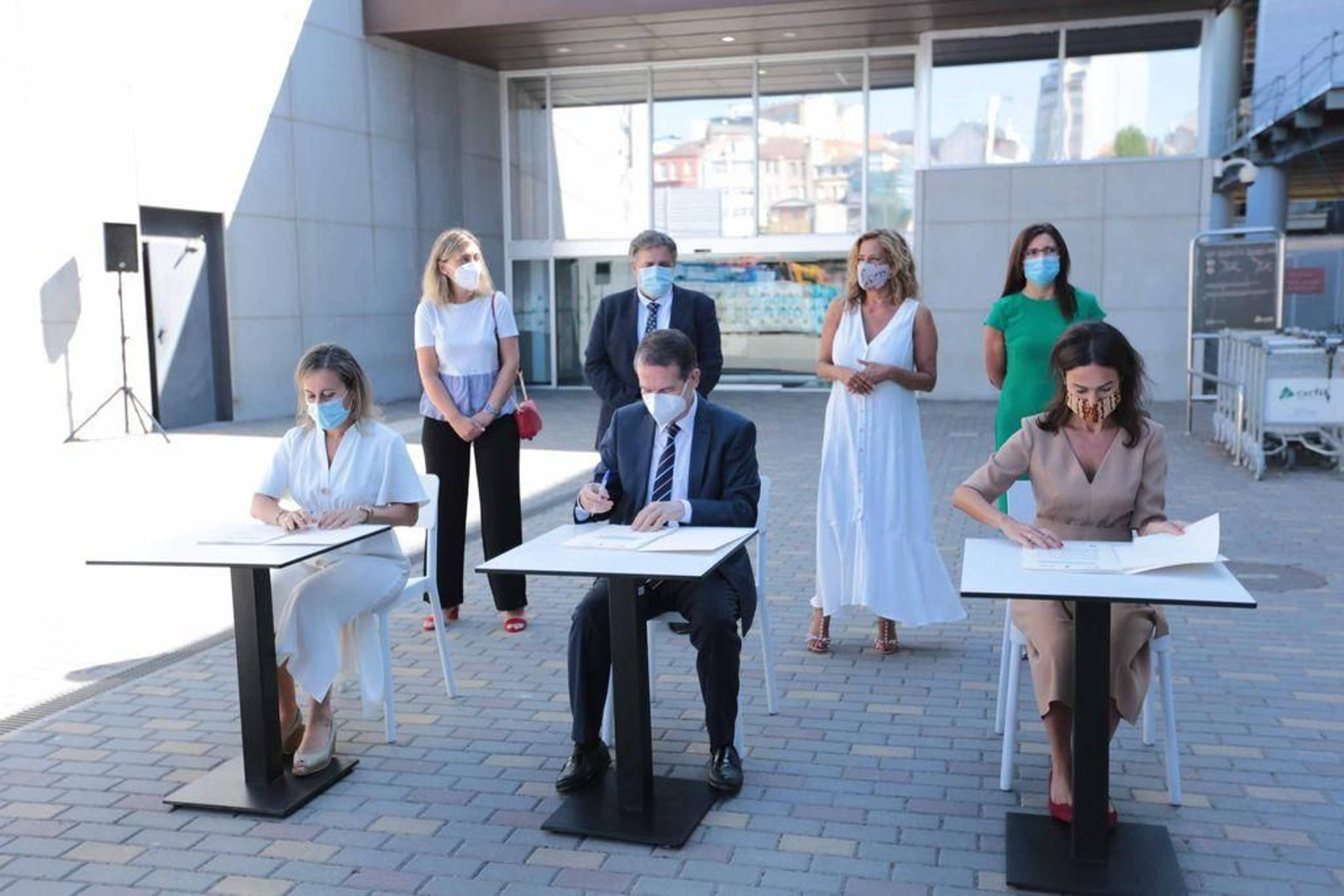 Ethel Vázquez, Abel Caballero e Isabel Pardo de Vera firmando la adenda en la estación de Urzaiz y entre obras.