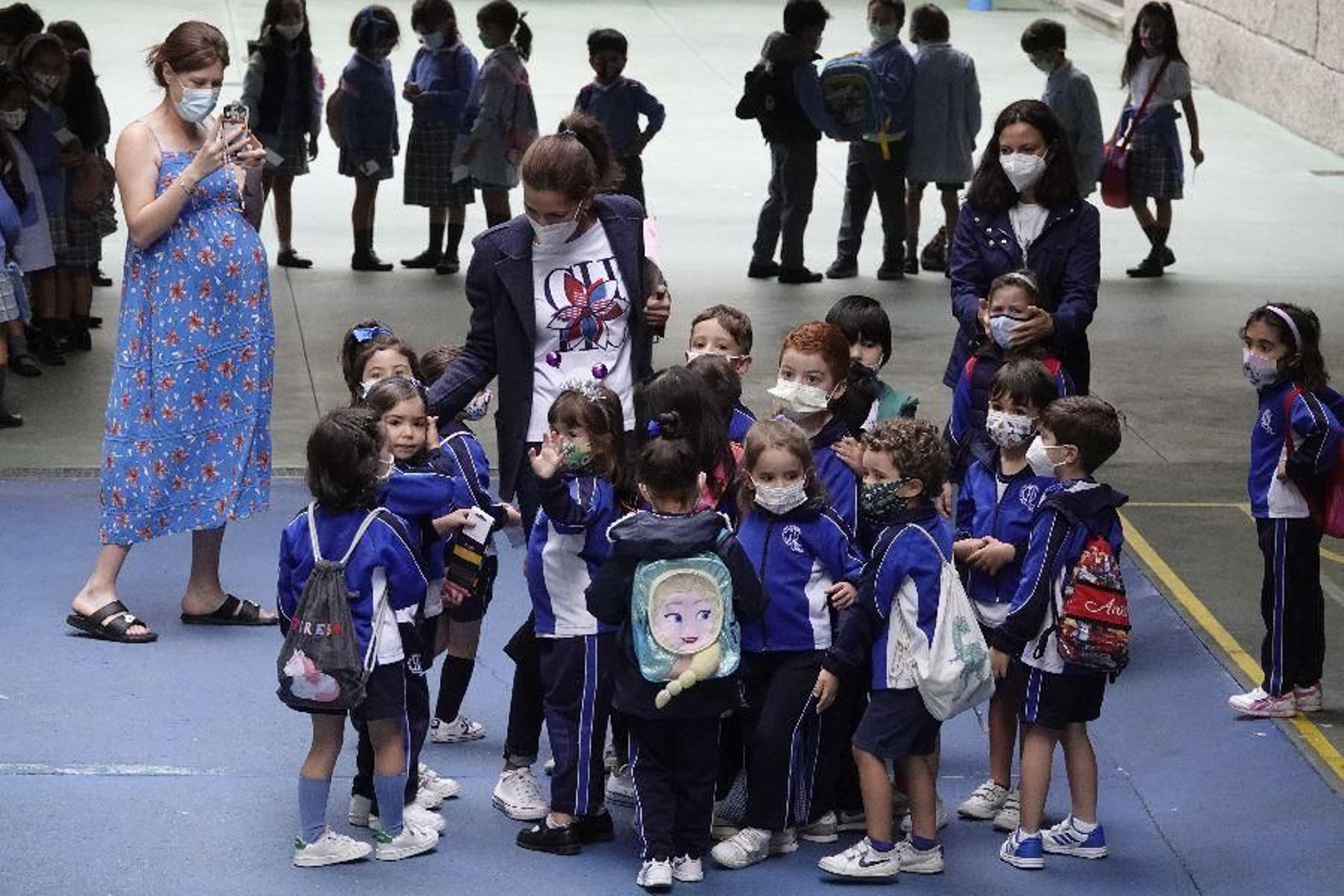 El curso del covid se despide con abrazos. // Vicente Alonso