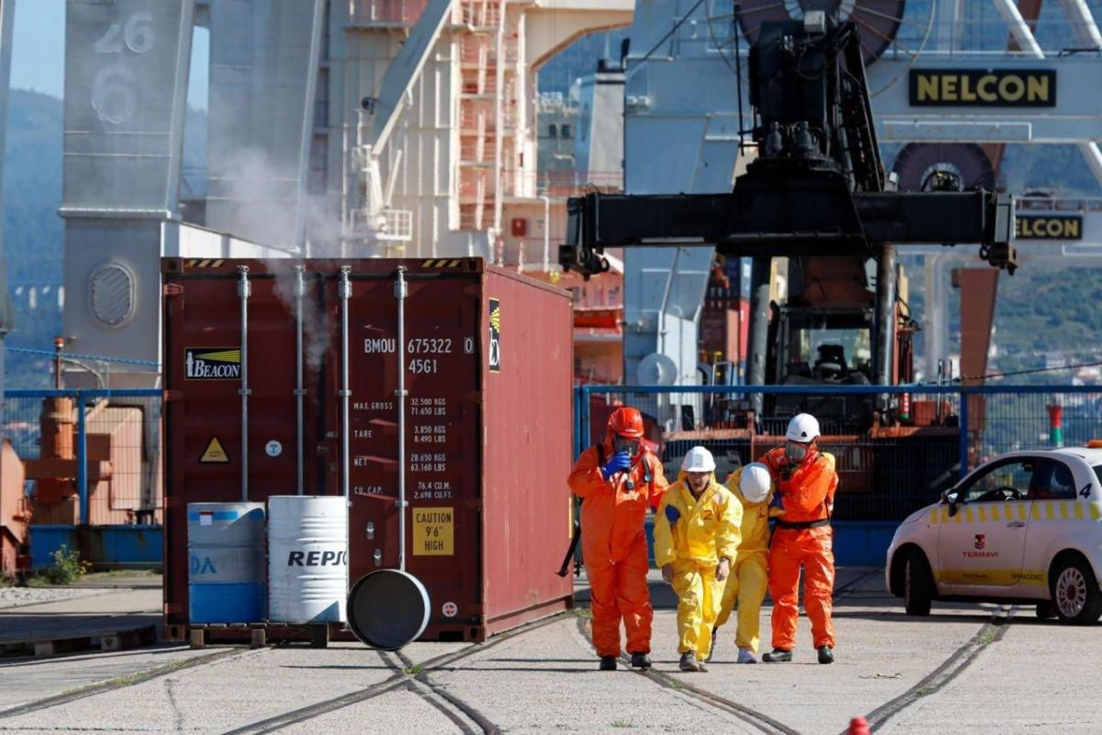 Un momento del simulacro en el puerto, con el rescate de los dos estibadores afectados.