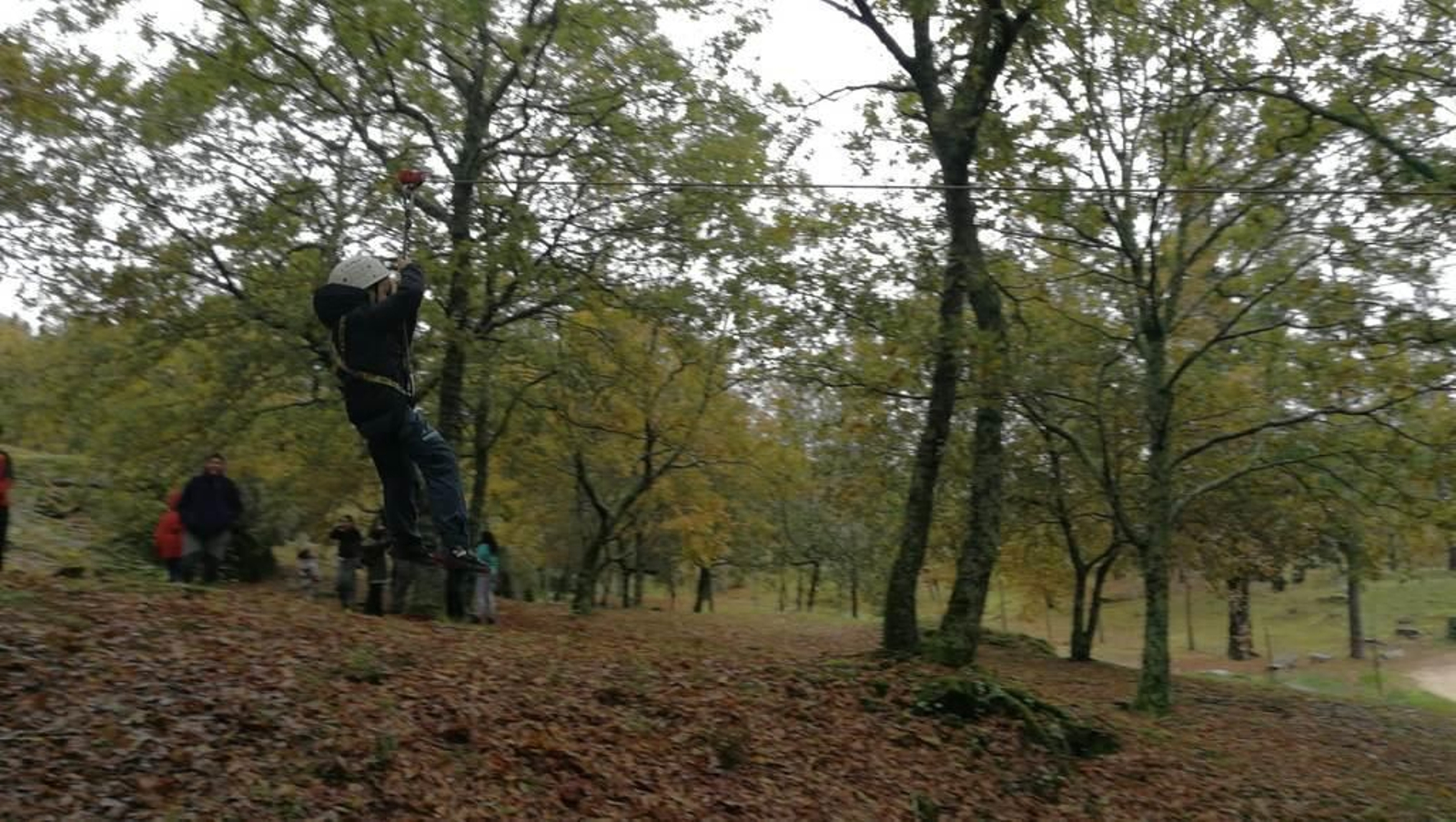 Una de las actividades más emocionantes del campamento: desplazarse en Tirolina.