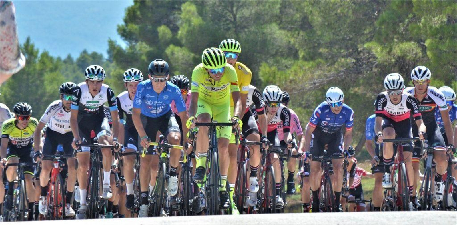 Moreira (segundo), en el pelotón protegido por un compañero.