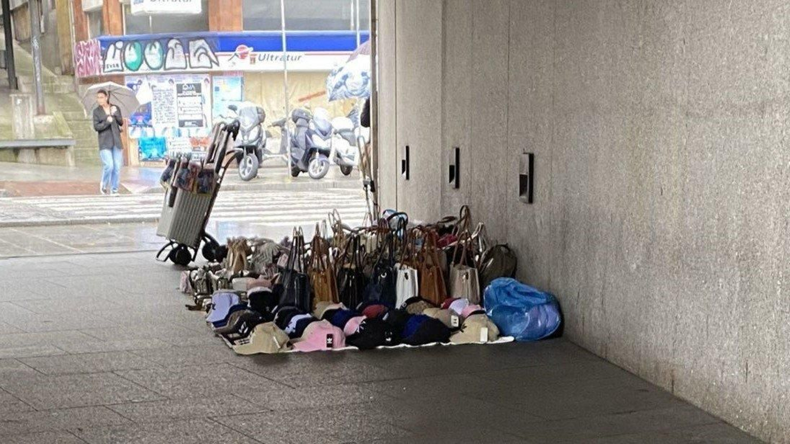 Uno de los puestos de ‘top manta’ que se pueden encontrar en Vigo, con complementos.