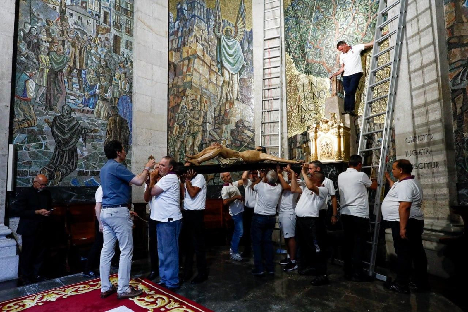 El descendimiento del Cristo de la Victoria en Vigo. // Jorge Santomé