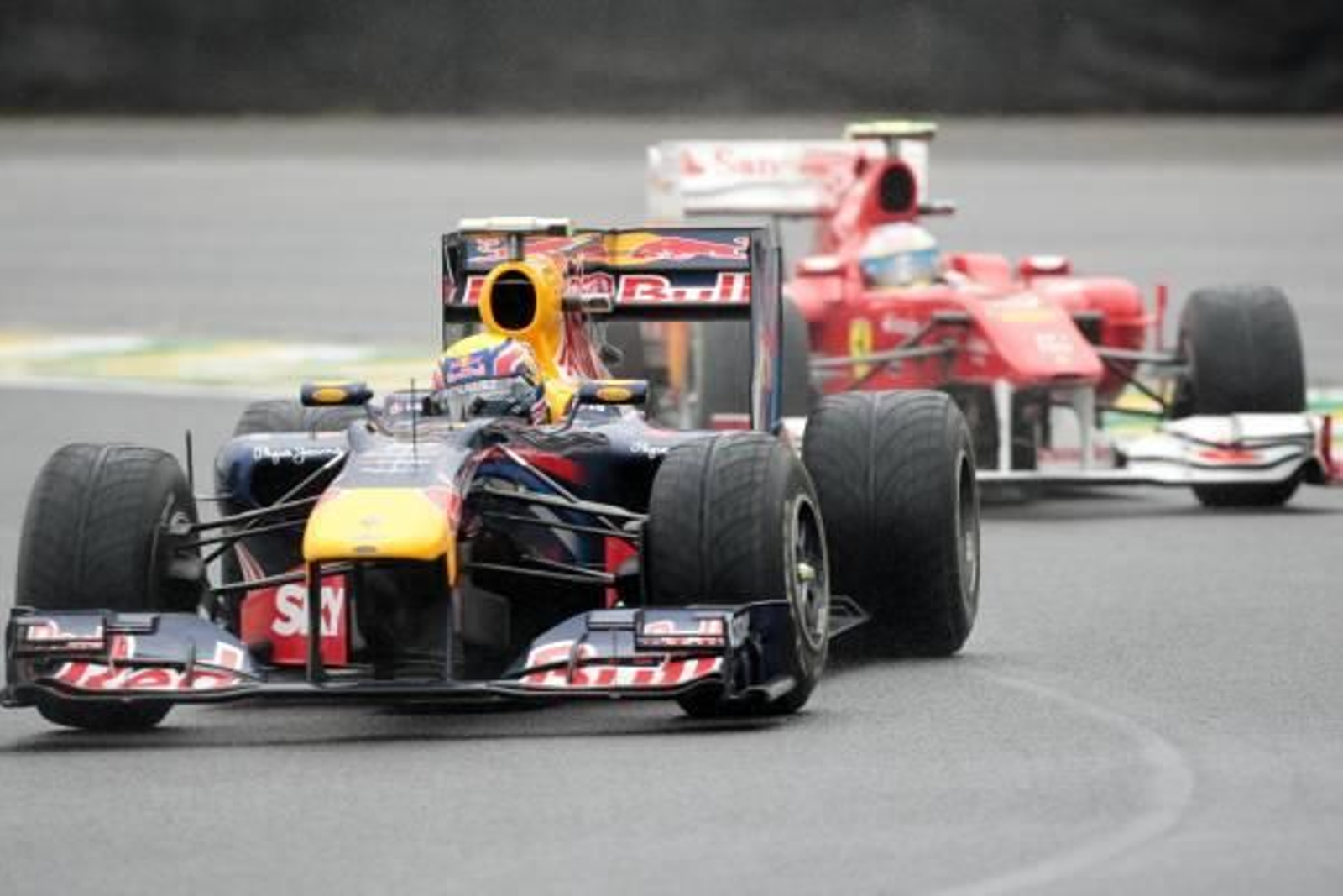 El F10 de Fernando Alonso circula tras el Red Bull del australiano Mark Webber, que saldrá hoy tercero. EFE