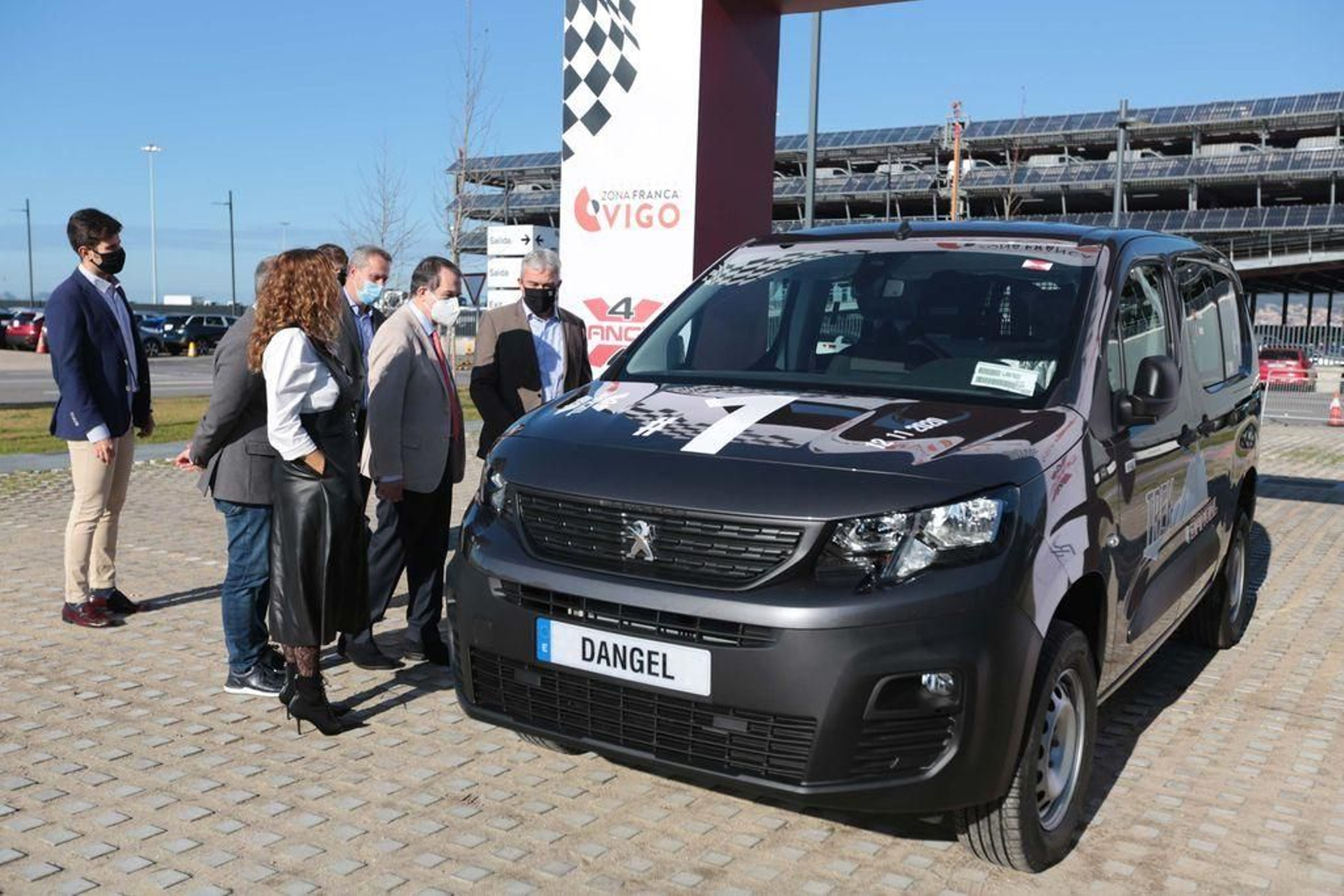 El primer vehículo transformado por Dangel en Vigo se presentó ayer en Zona Franca.