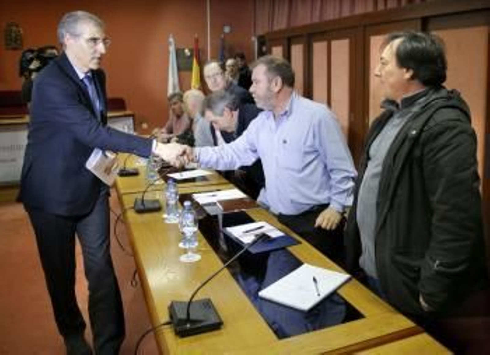 El conselleiro Javier Conde, ayer saludando al comité de empresa de Navantia, con quien se reunió.