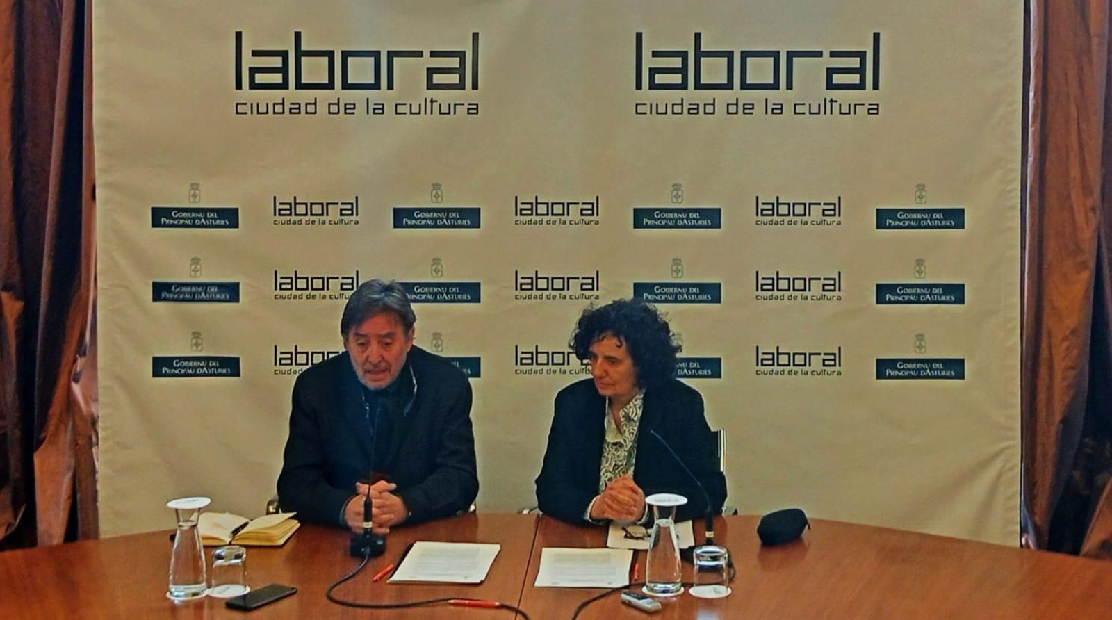 El director del Instituto Cervantes, Luis García Montero, y la consejera de Cultura, Política Llingüística y Turismo, Berta Piñán