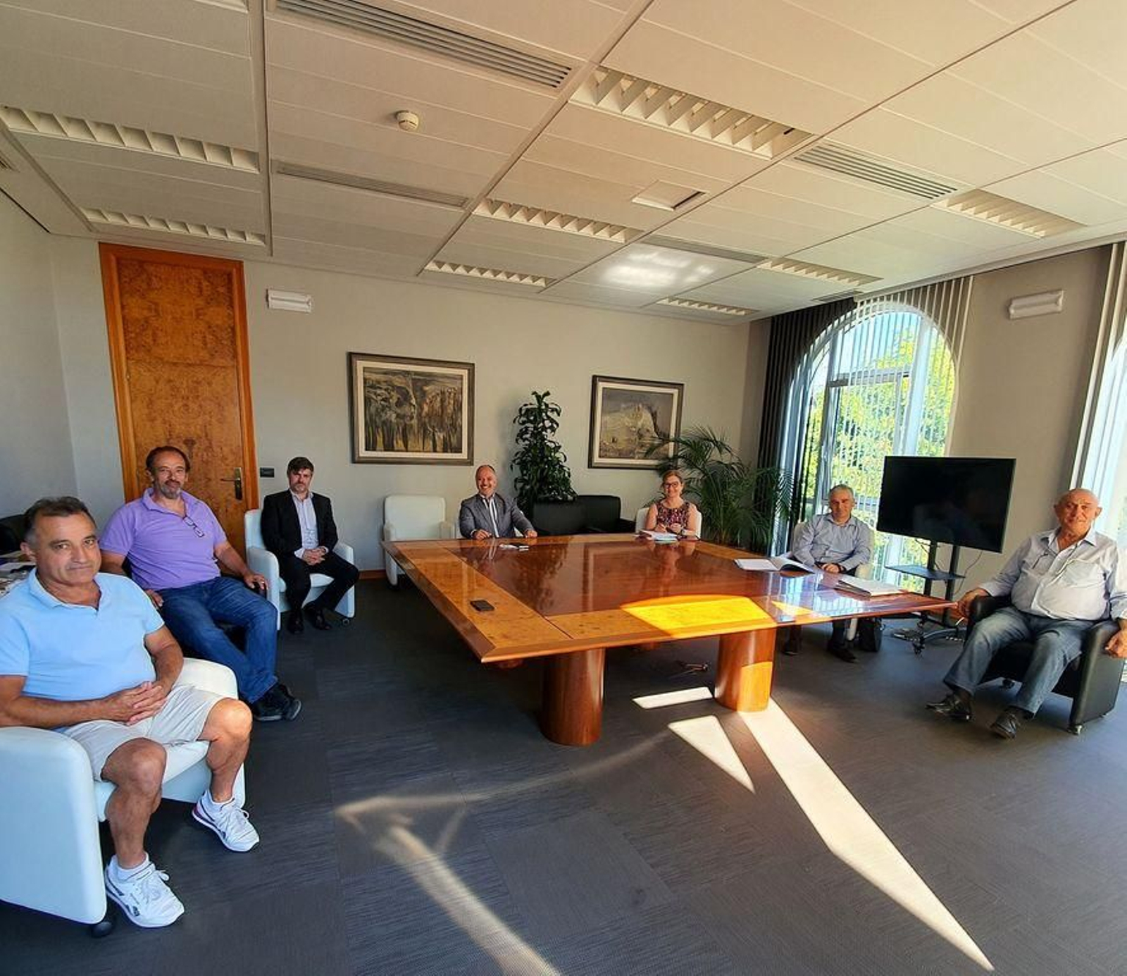 David Regades (centro) junto a los comuneros de Vincios, ayer en la reunión mantenida en la sede de Zona Franca.