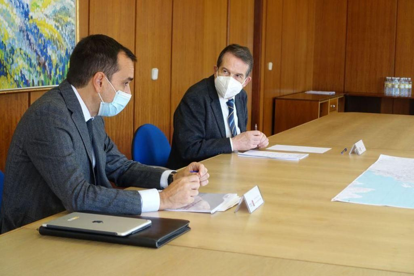 El secretario general de Infraestructuras, Sergio Vázquez Torrón, explicó a Abel Caballero los planes del ministerio.