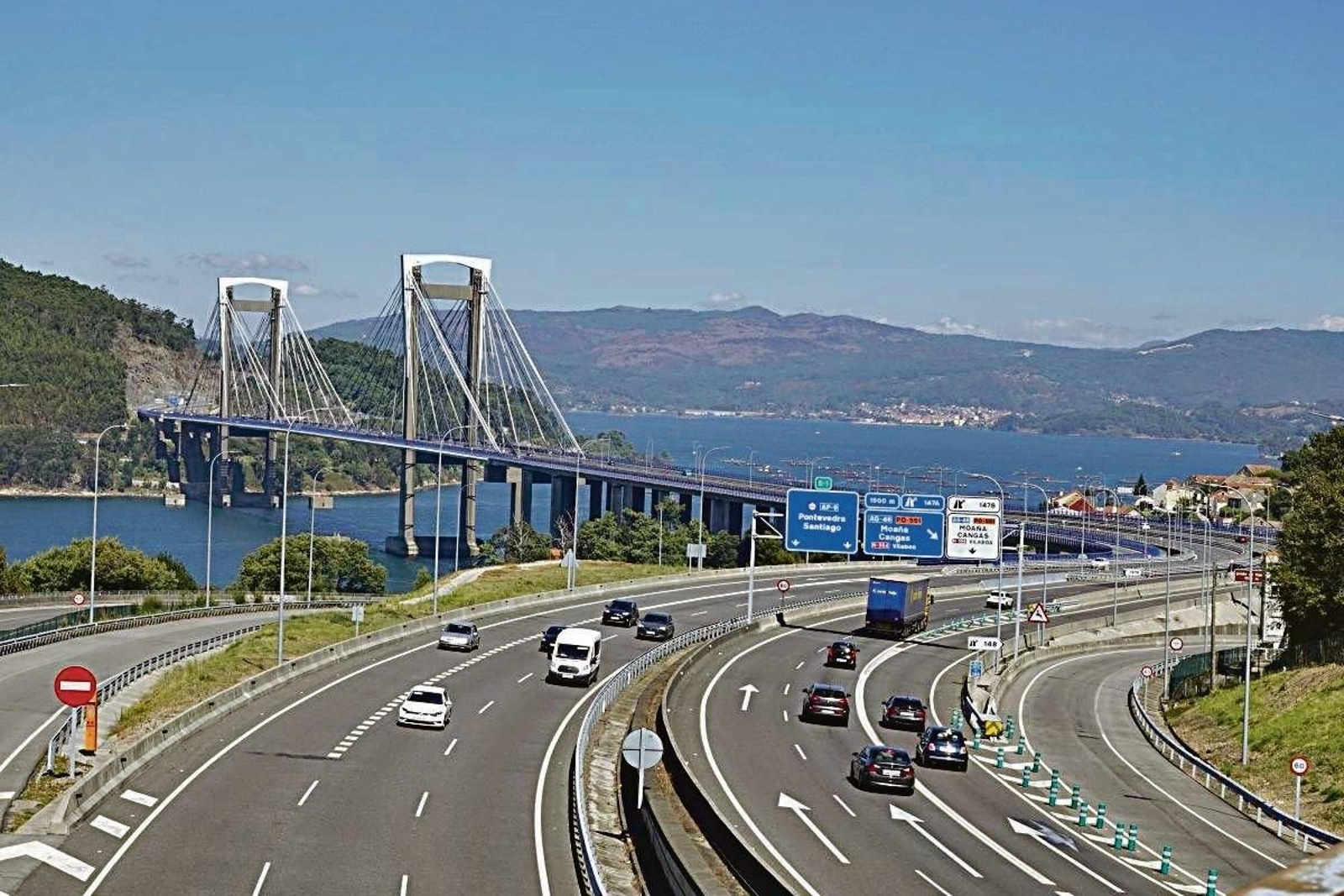 Circulación por el tramo de la autopista del Atlántico AP-9 entre Vigo y O Morrazo, con el puente de Rande