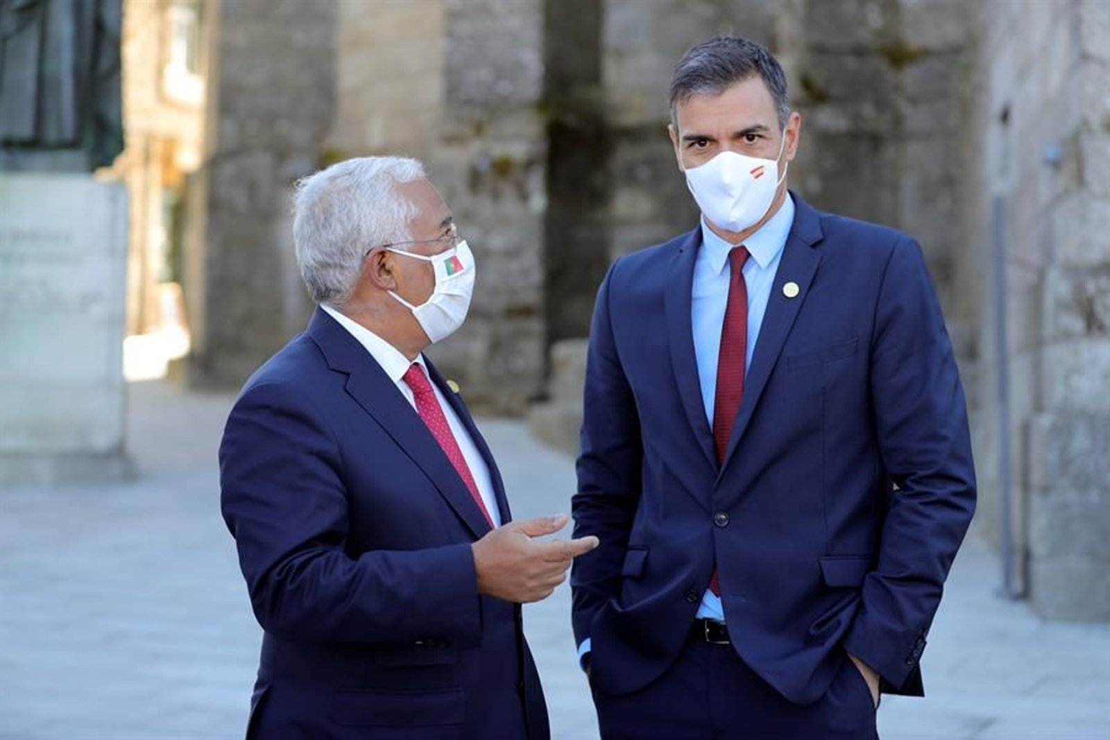 El presidente del Gobierno, Pedro Sánchez (d) y el primer ministro portugués, António Costa, antes de la rueda de prensa ofrecida tras la XXXI Cumbre Ibérica