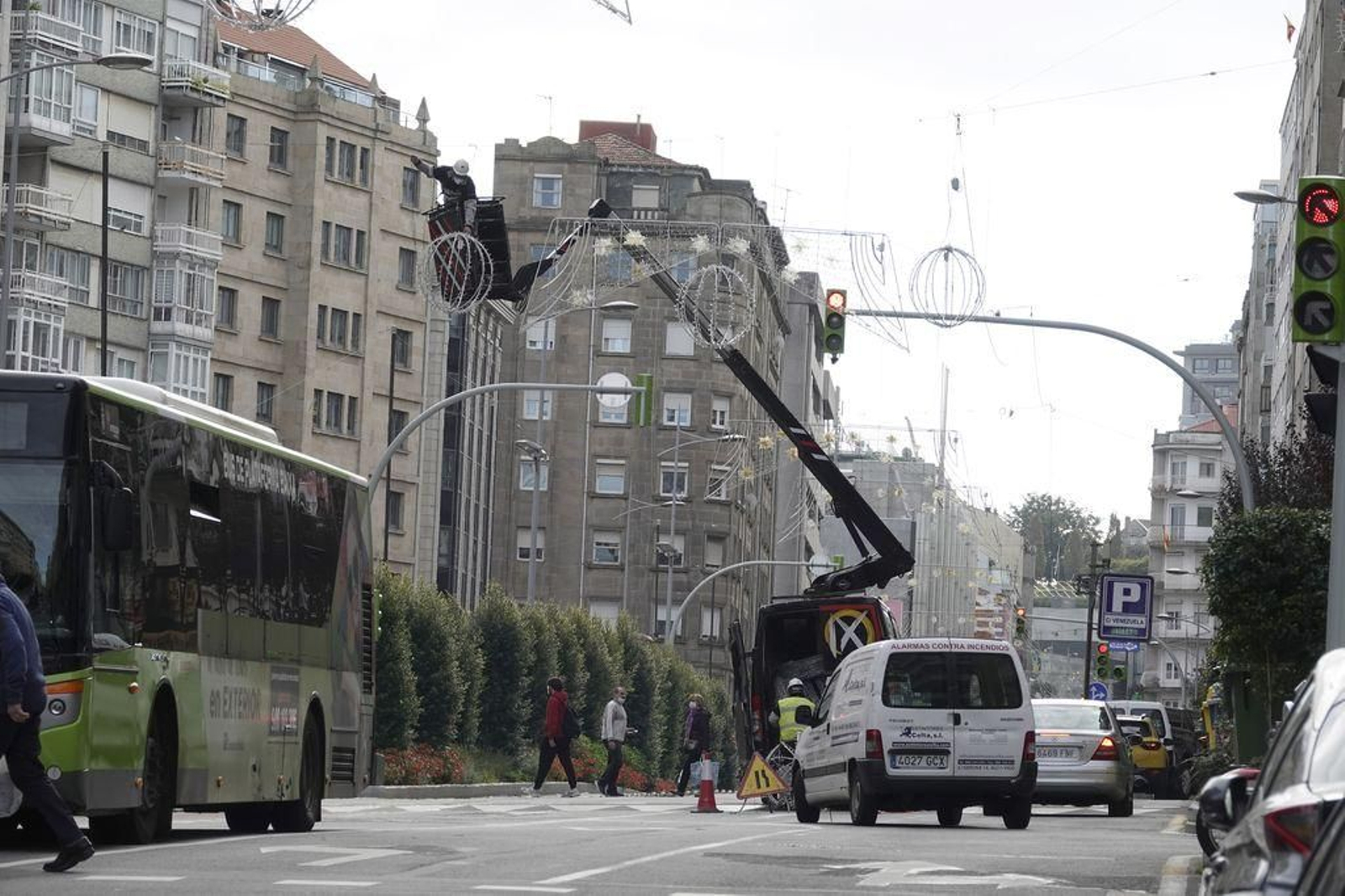La instalación de luces de Navidad llega a la calle Venezuela