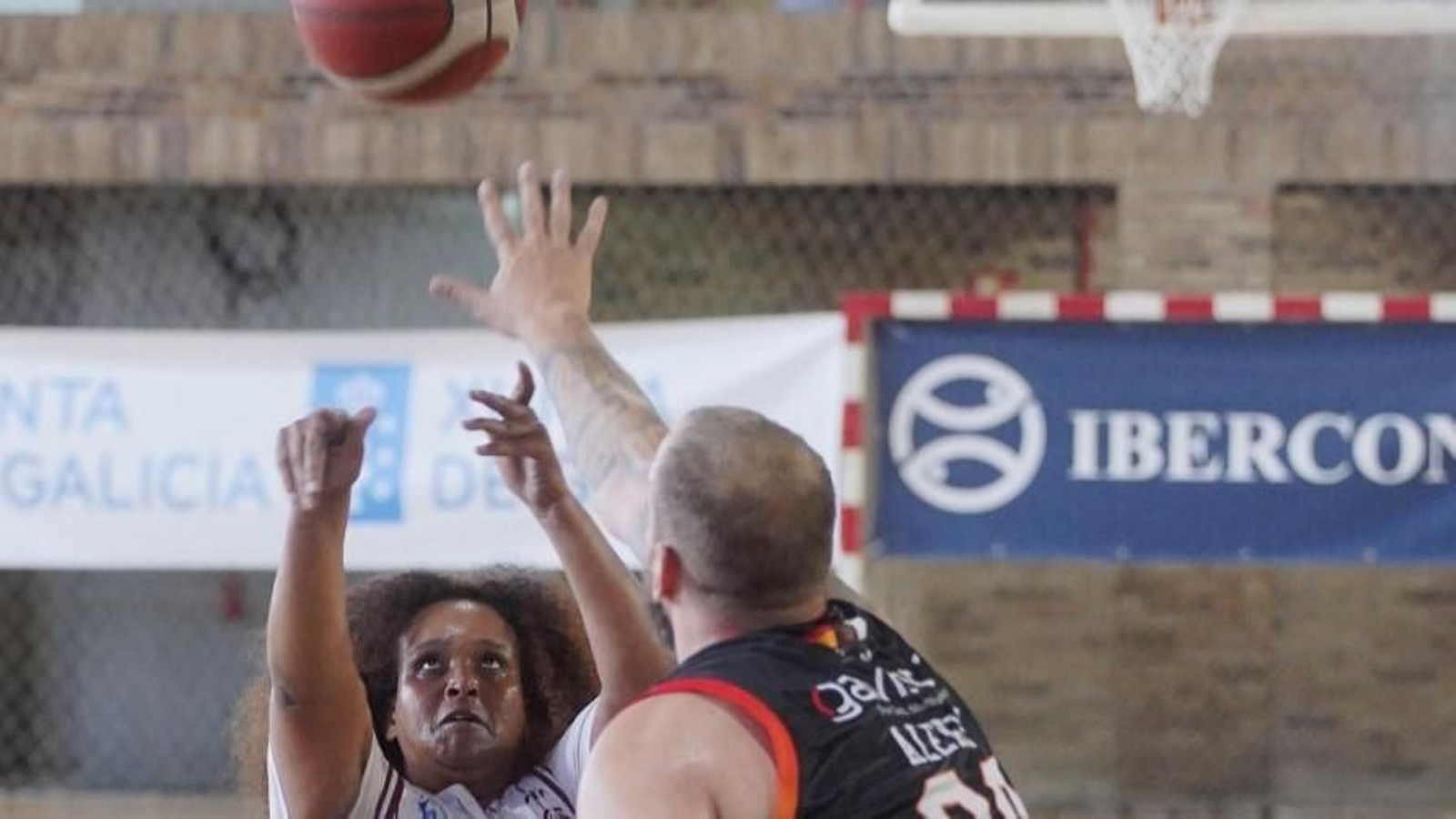 Nagwa Brown lanza a canasta ante la oposición de un rival.