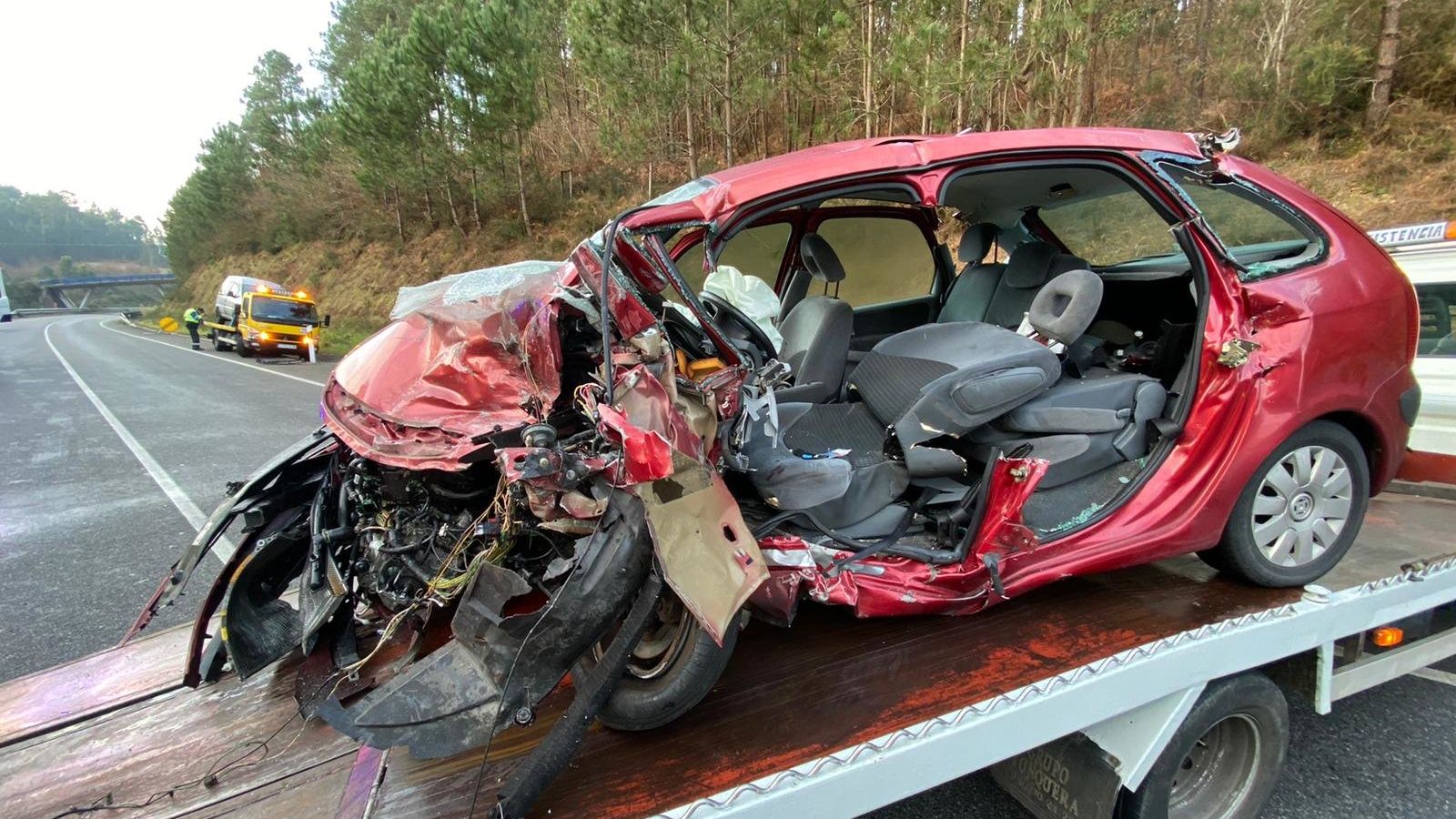 Un muerto y tres heridos graves en una colisión frontal en Caldas de Reis // Alberte