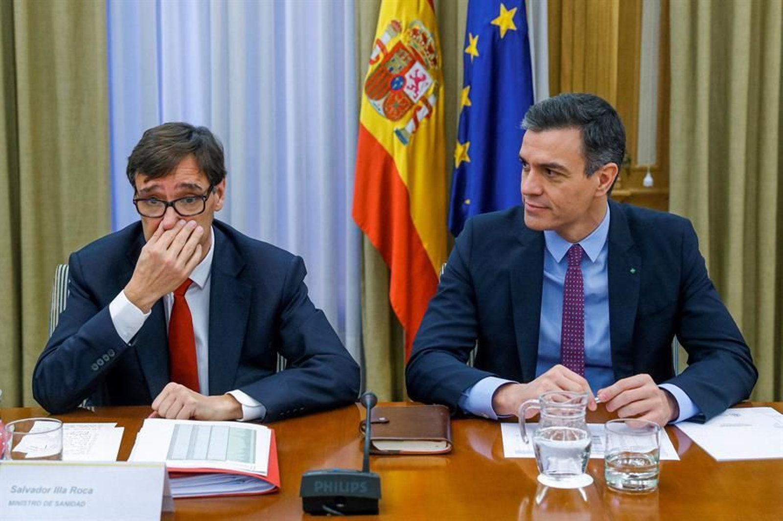 El presidente del Gobierno, Pedro Sánchez (d),