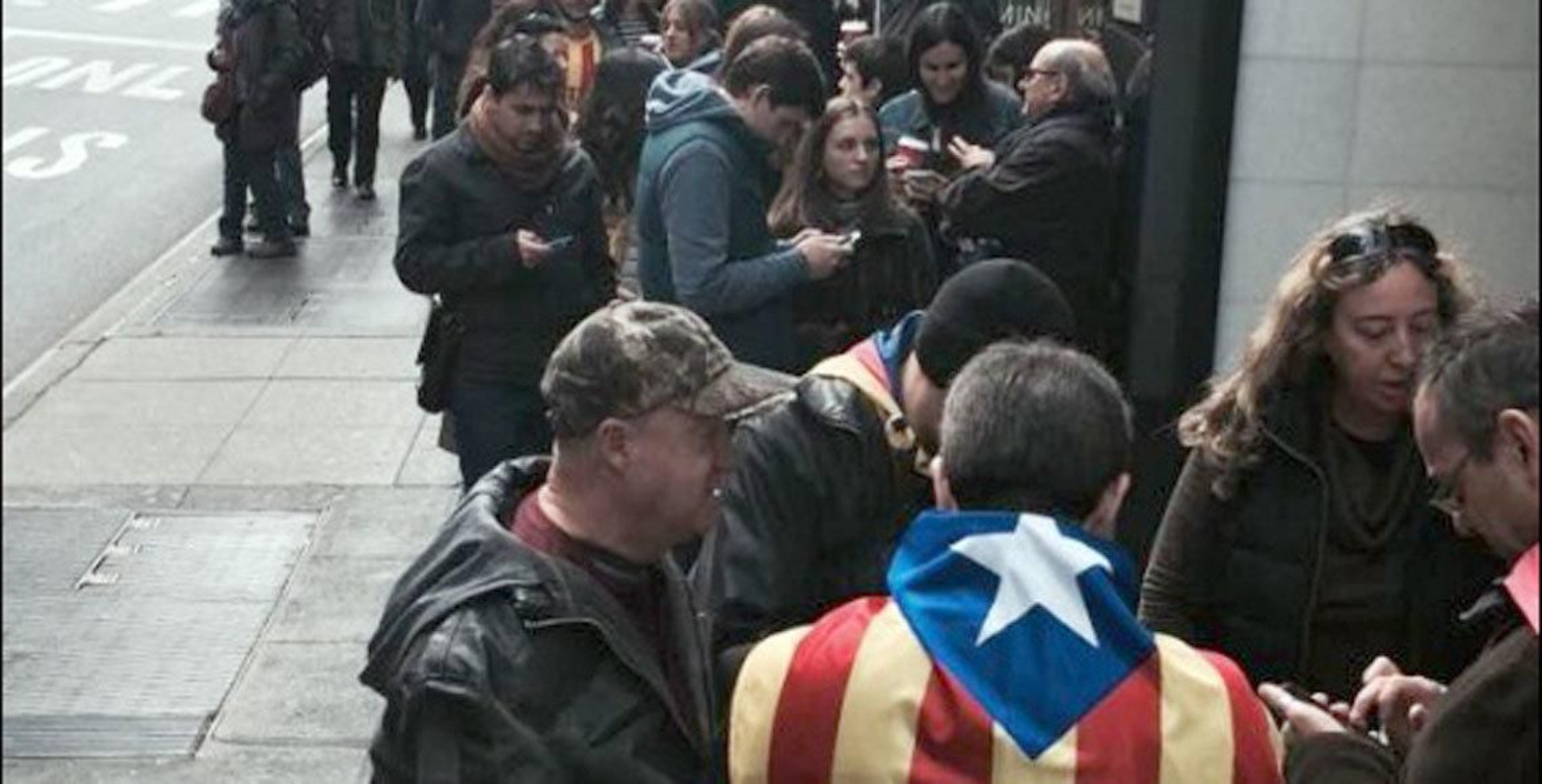 Participantes en el plebiscito del 9-N, el pasado año, hacen cola para votar en Estados Unidos.