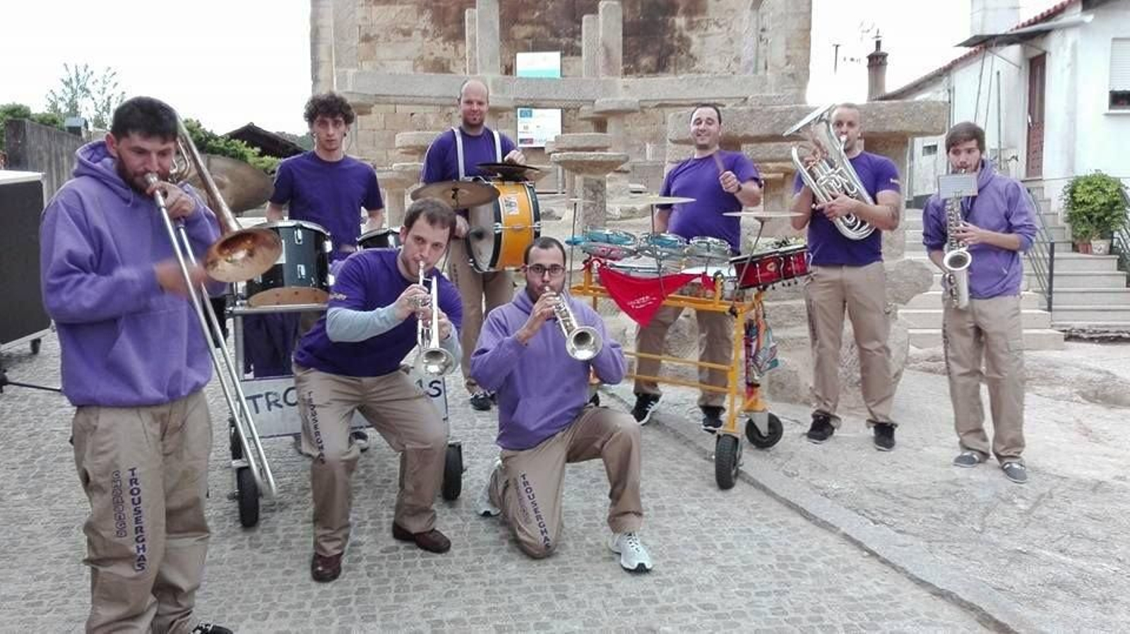 David, a la izquierda, en una imagen compartida en Facebook por la charanga.