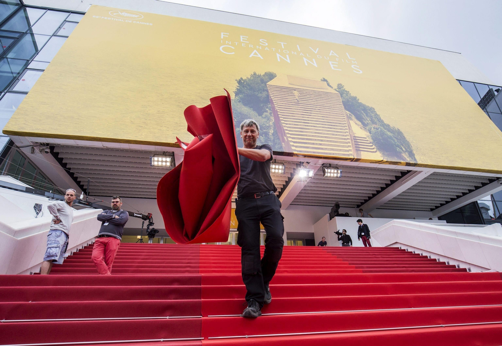 Un empleado colocaba ayer la alfombra roja de Cannes.