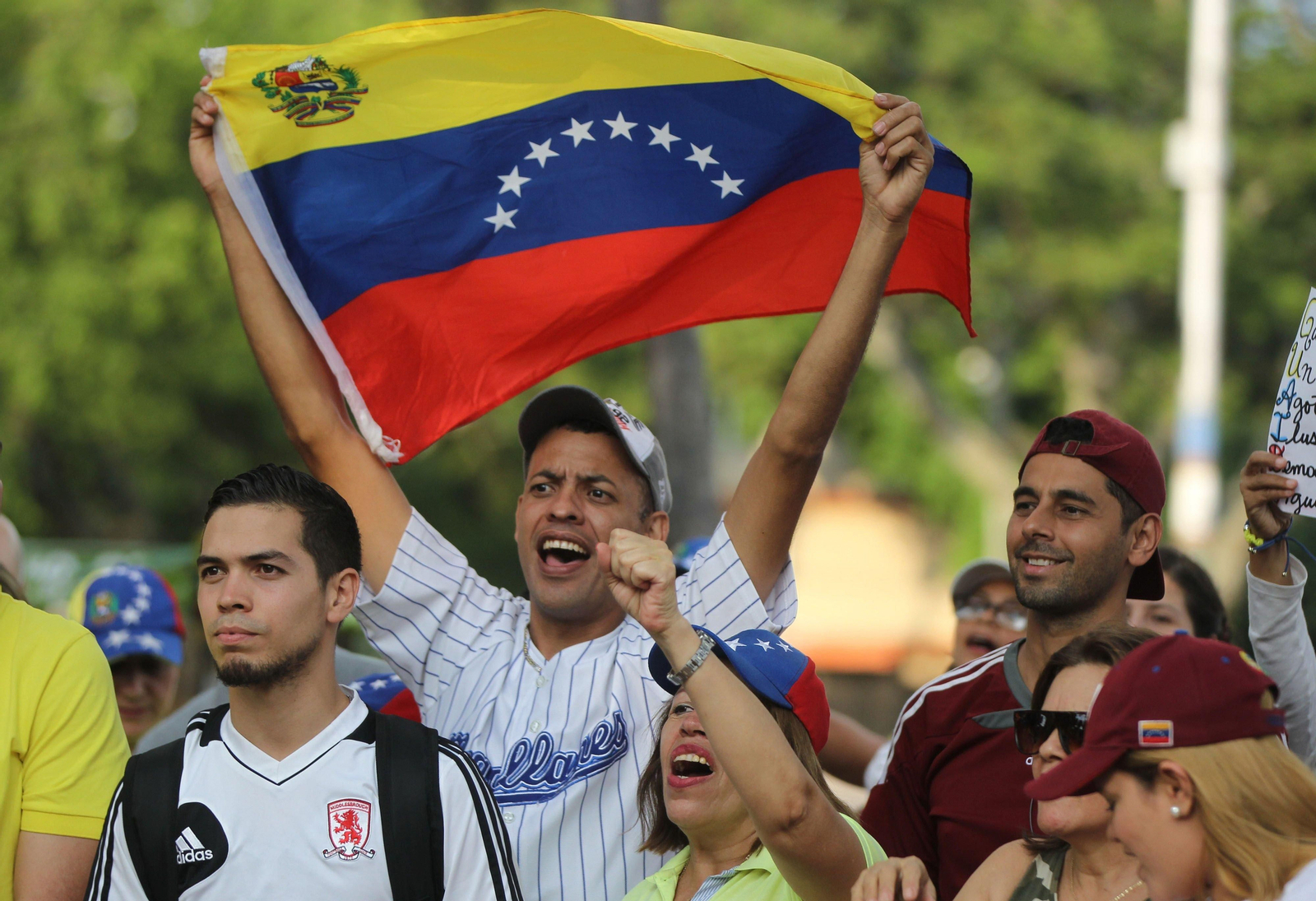 Un grupo de jóvenes, en una marcha en apoyo de Venezuela.