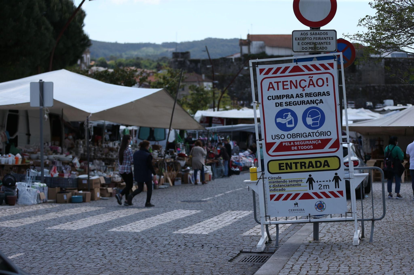 Ambiente de la localidad portuguesa Vilanova de Cerveira, este sábado 1 de mayo, primer día tras la reapertura de fronteras. // Alberte
