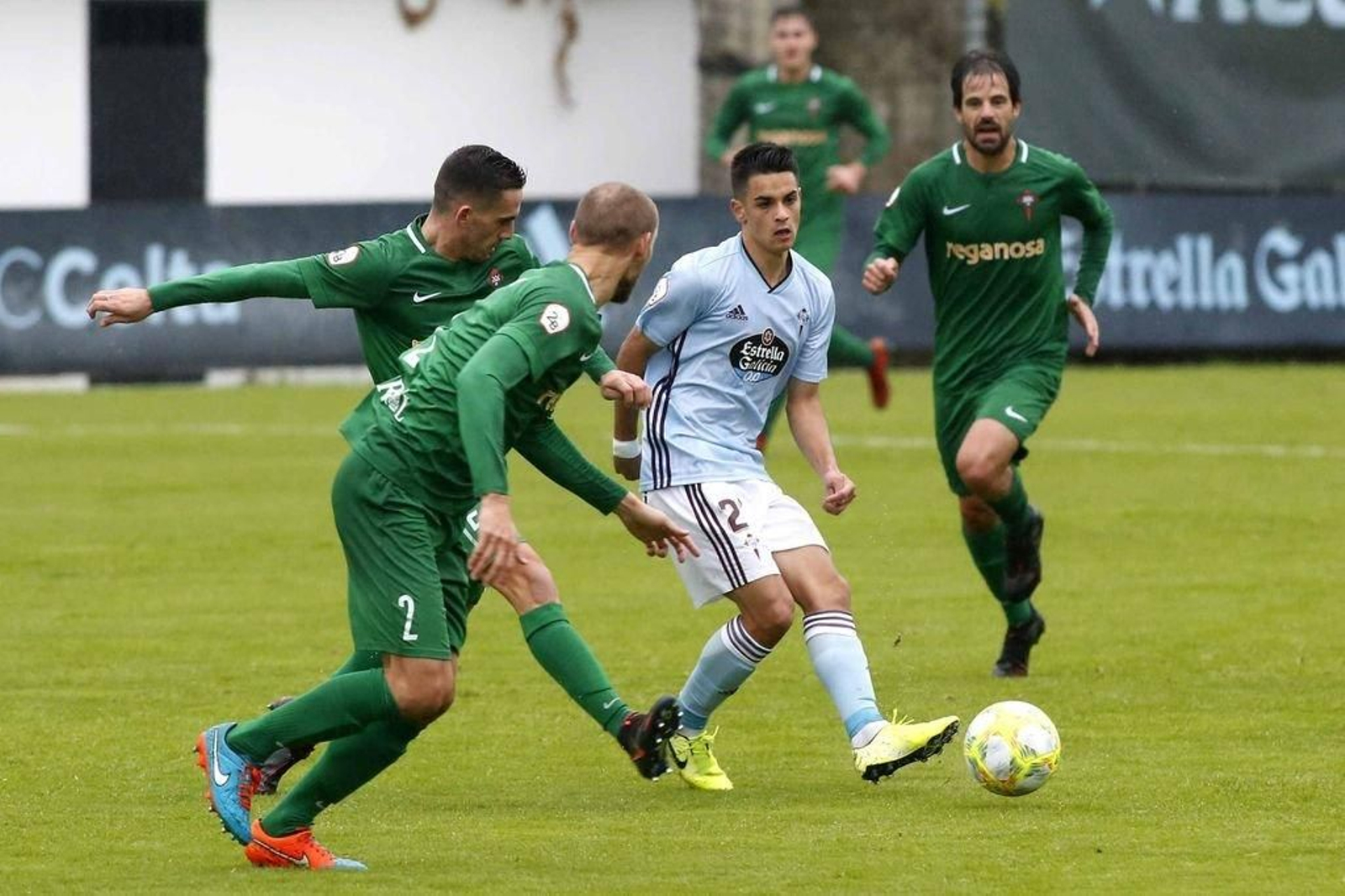 Bermejo, muy activo en el sector derecho junto a Carreira, ejecuta un pase en la tela de araña verde.