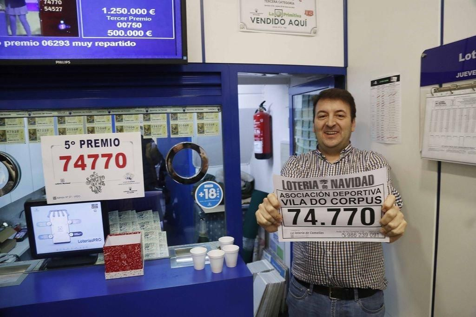 Rafael Acea, lotero de la administración de Camelias 110, ayer mostrando el número premiado.