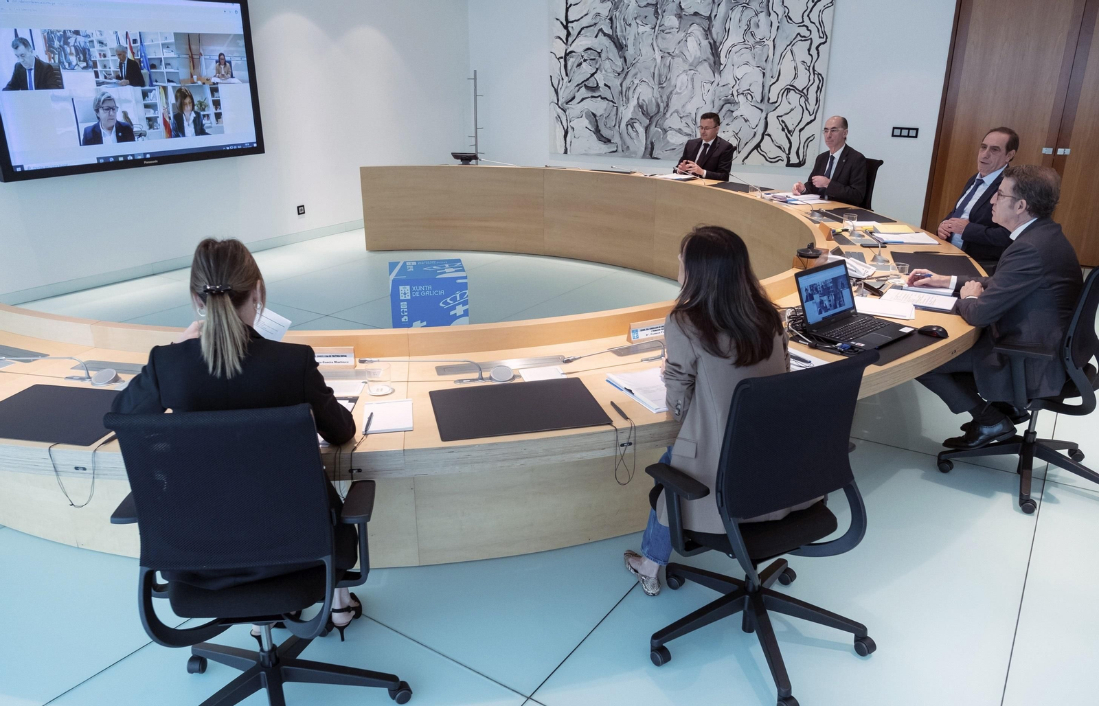 El presidente de la Xunta, Alberto Núñez Feijóo (d), durante la reunión del consello de la Xunta, esta mañana