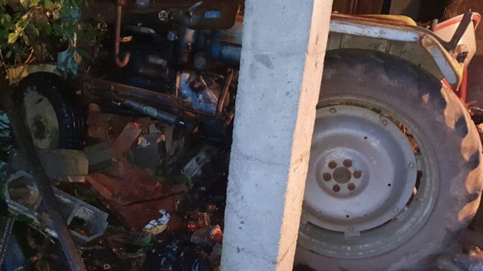 El accidente mortal tuvo lugar en este alpendre ubicado en la parroquia de Merlán.