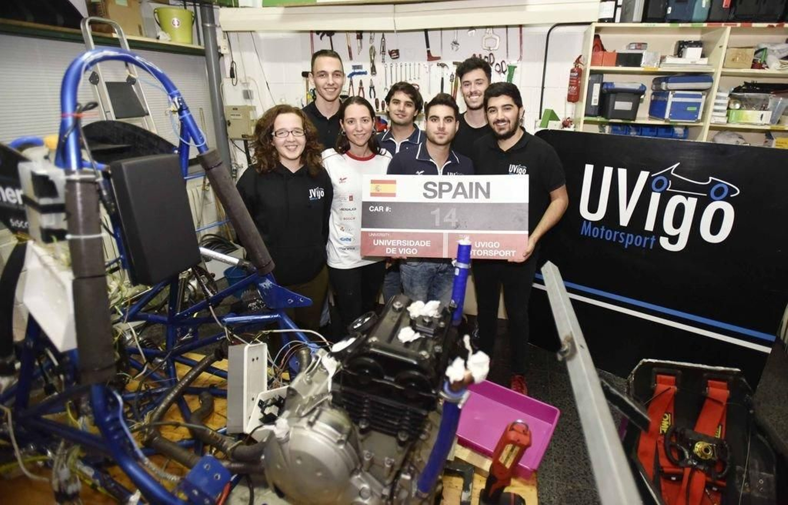 María Couso, a la izquierda, con miembros del equipo en el laboratorio de Industriales.